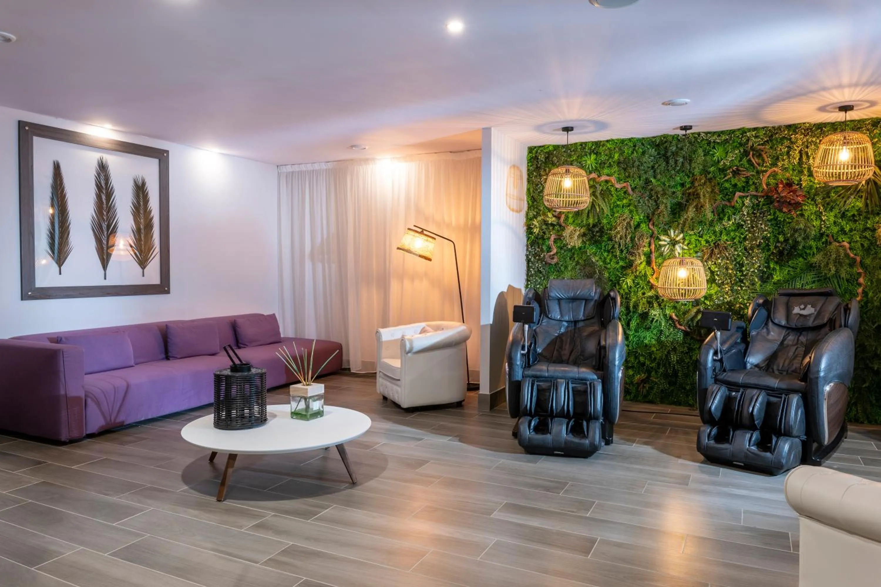 Living room in Hotel Kastel & Spa avec piscine d'eau de mer chauffée et située à 50 m de l'hôtel