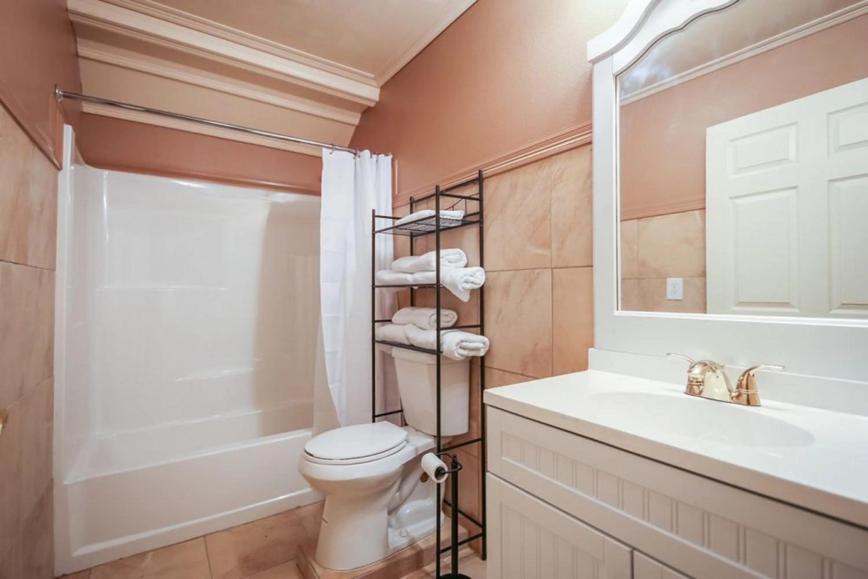 Bathroom in Stylish 4BR condo in Downtown by Hosteeva