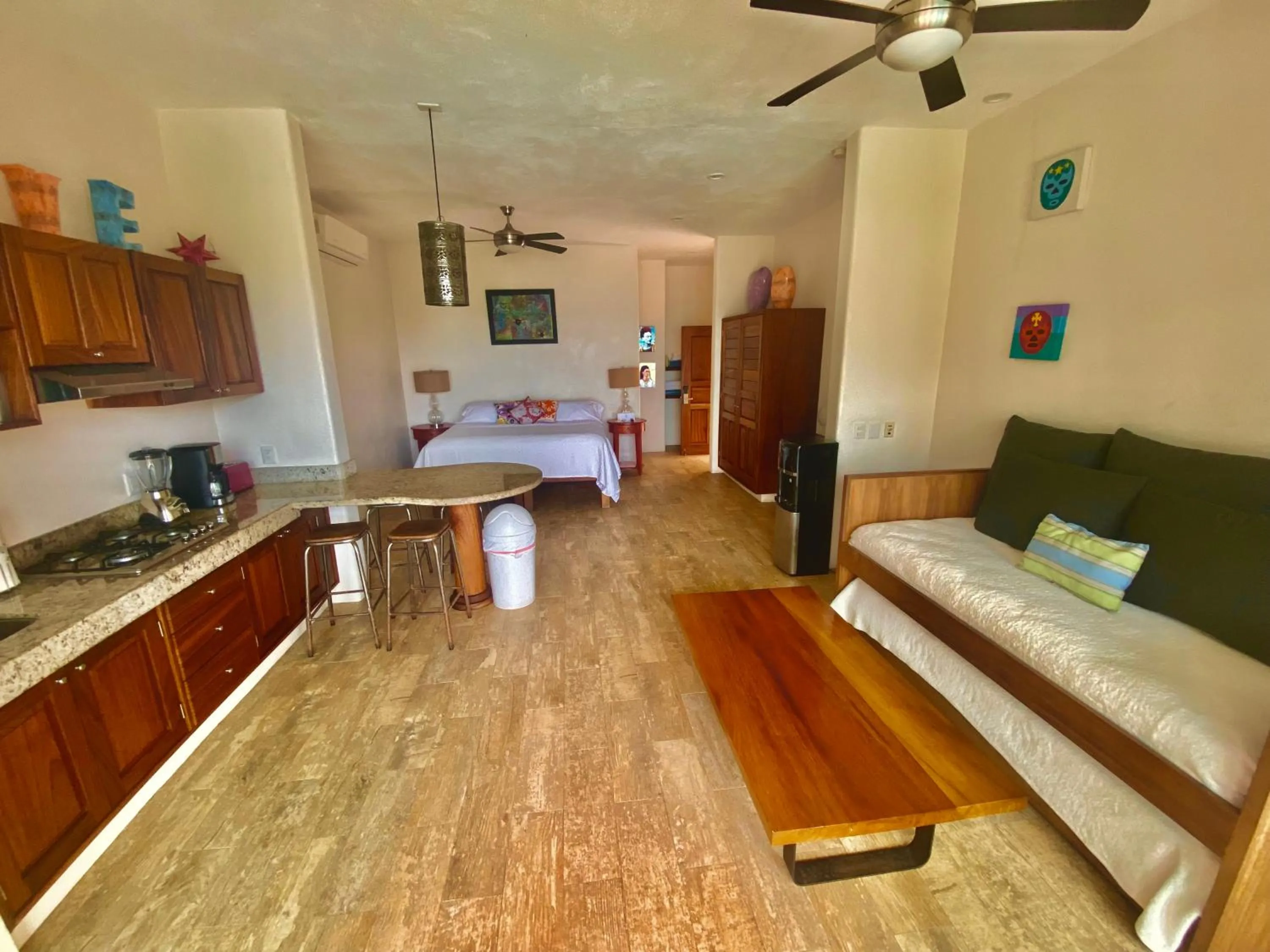 Photo of the whole room in La Esquina