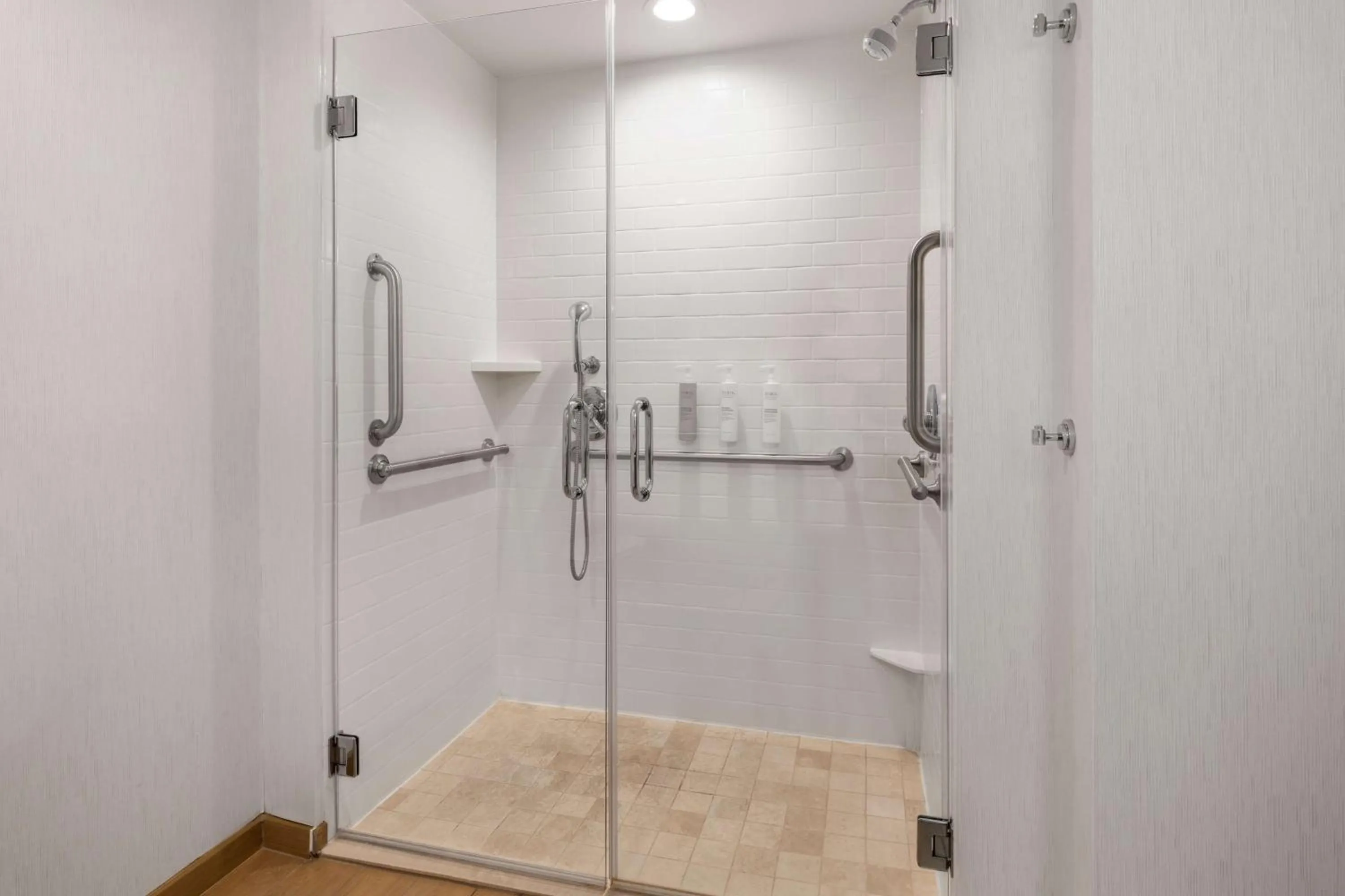 Bathroom in Hampton Inn Charleston North