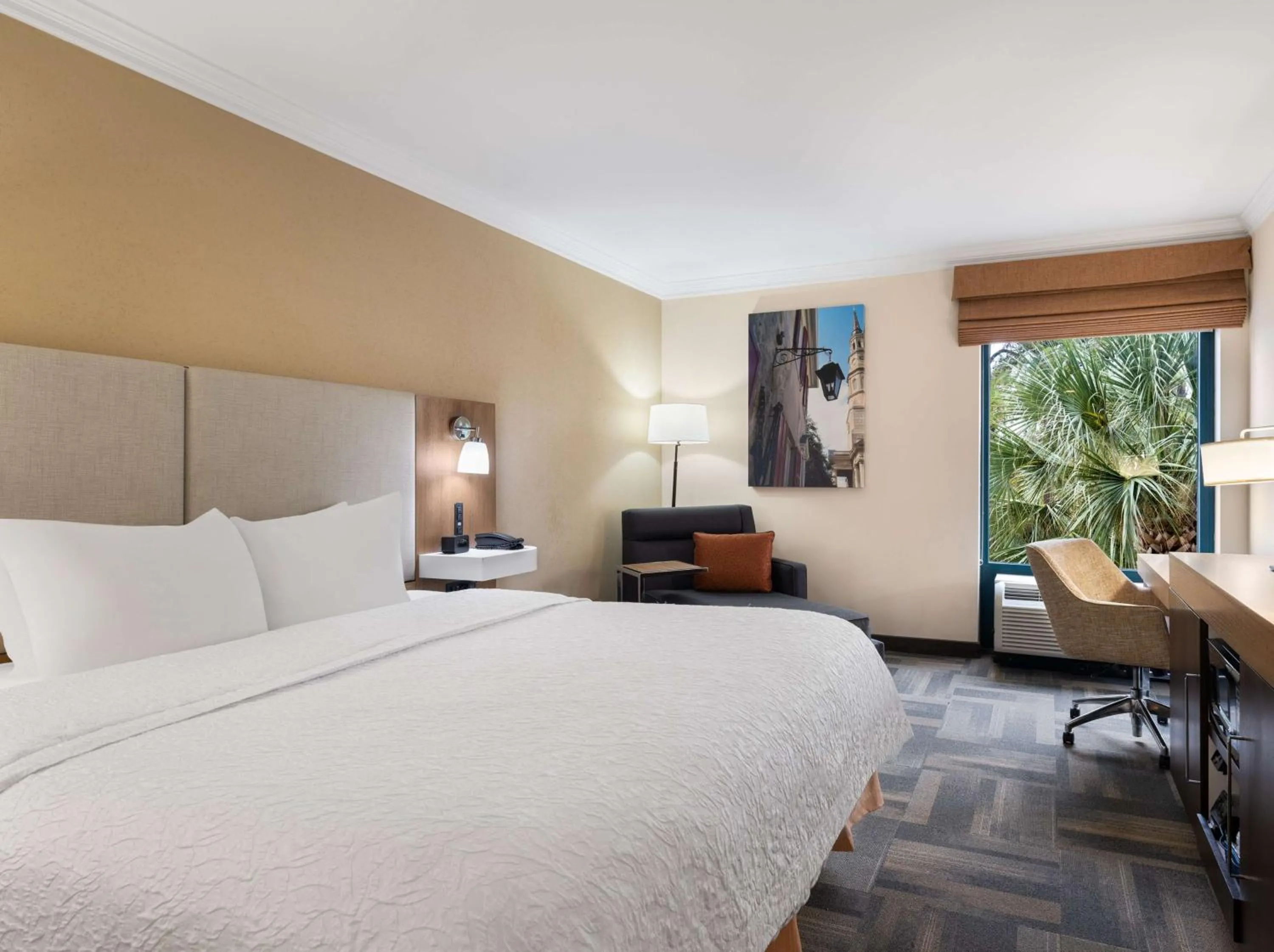 Bed in Hampton Inn Charleston North