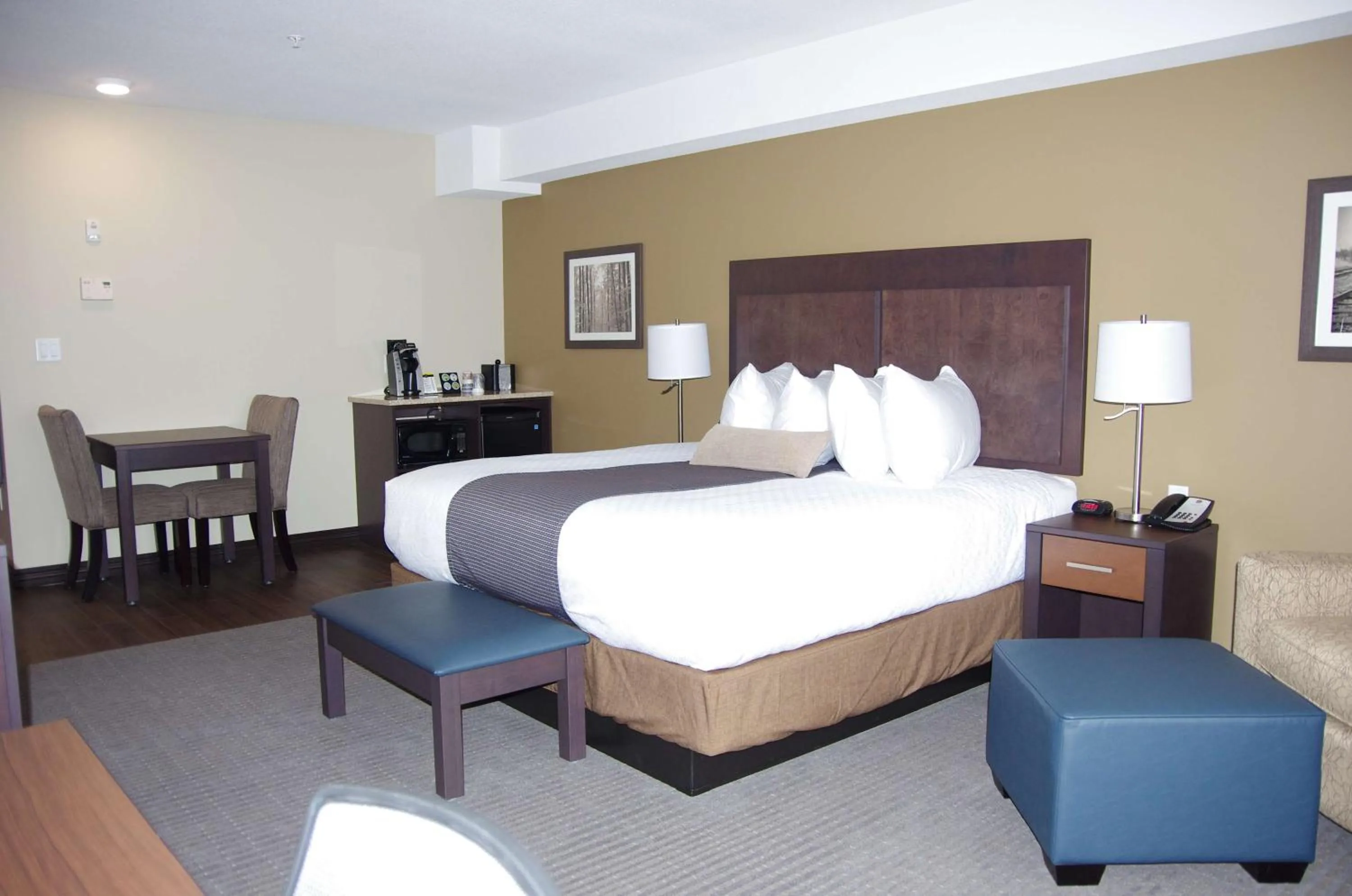 Bedroom, Bed in Best Western Plus Lacombe Inn and Suites