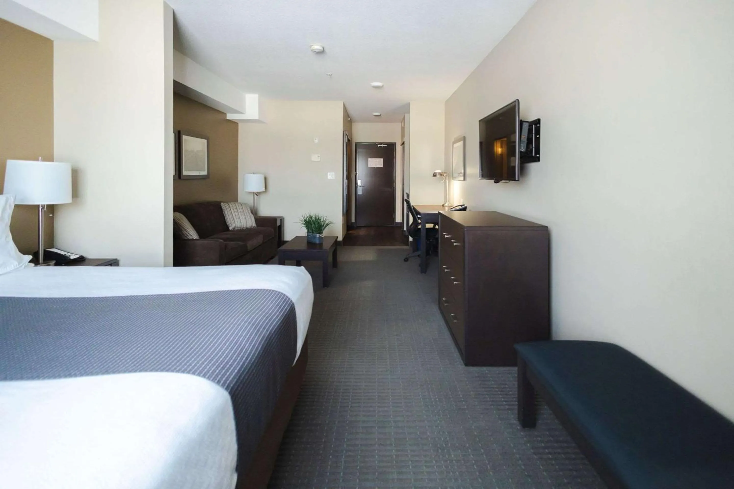 Bedroom, Bed in Best Western Plus Lacombe Inn and Suites