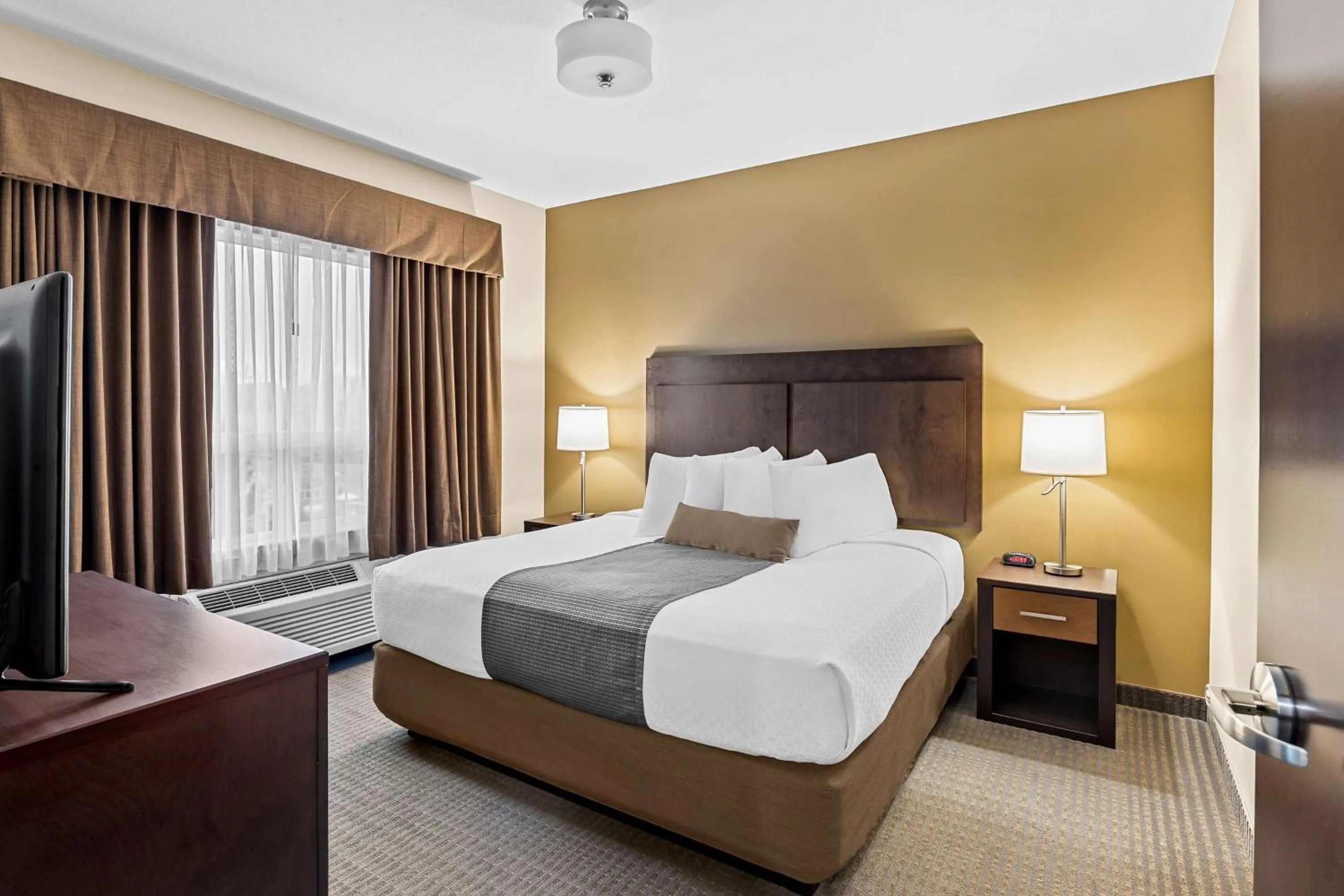 Photo of the whole room, Bed in Best Western Plus Lacombe Inn and Suites