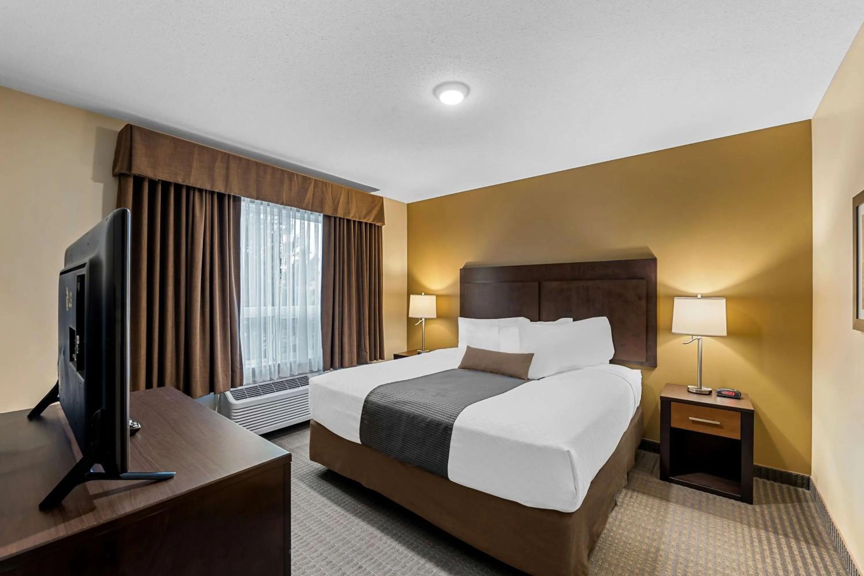 Photo of the whole room, Bed in Best Western Plus Lacombe Inn and Suites