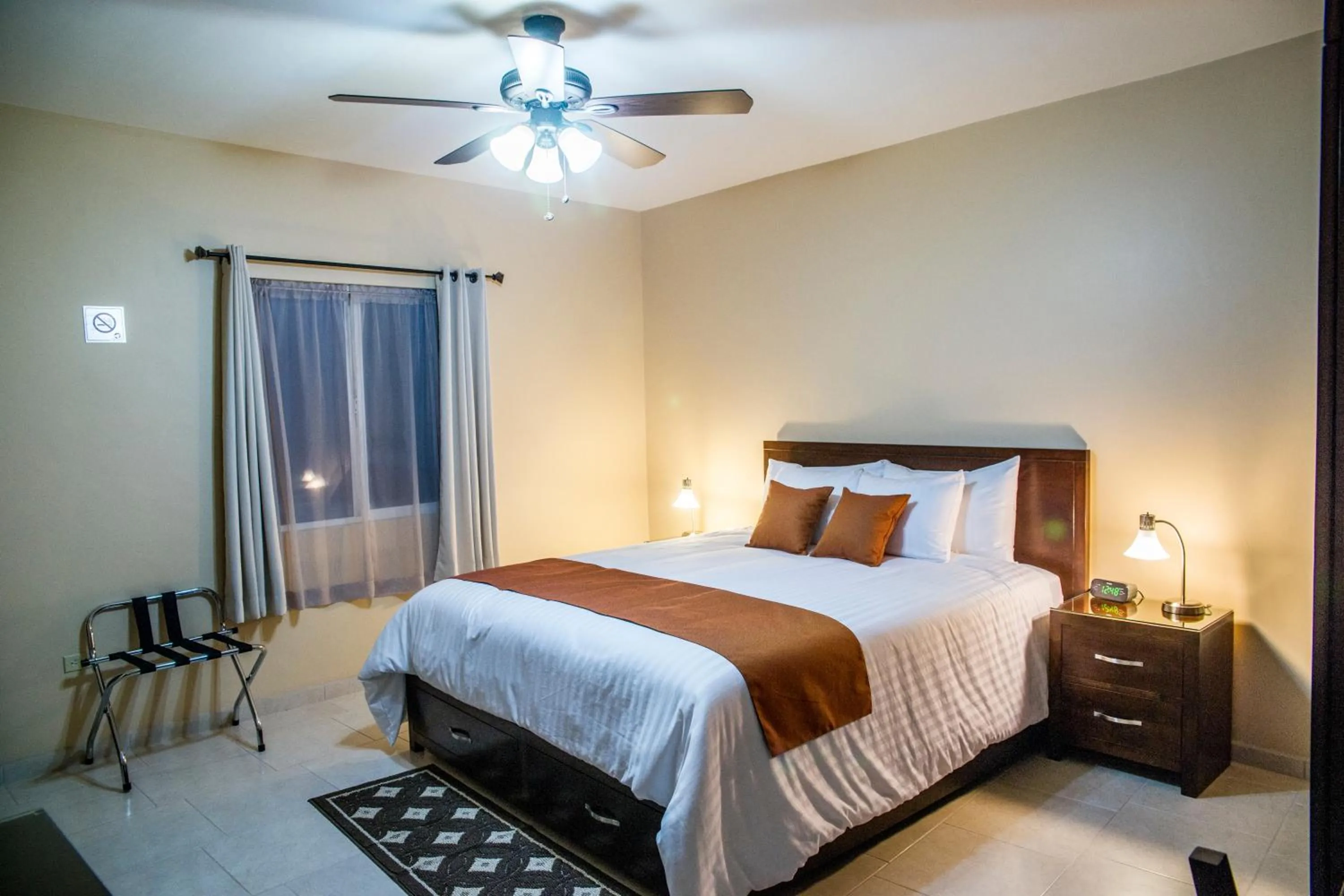 Photo of the whole room, Bed in Bugambilias Suites