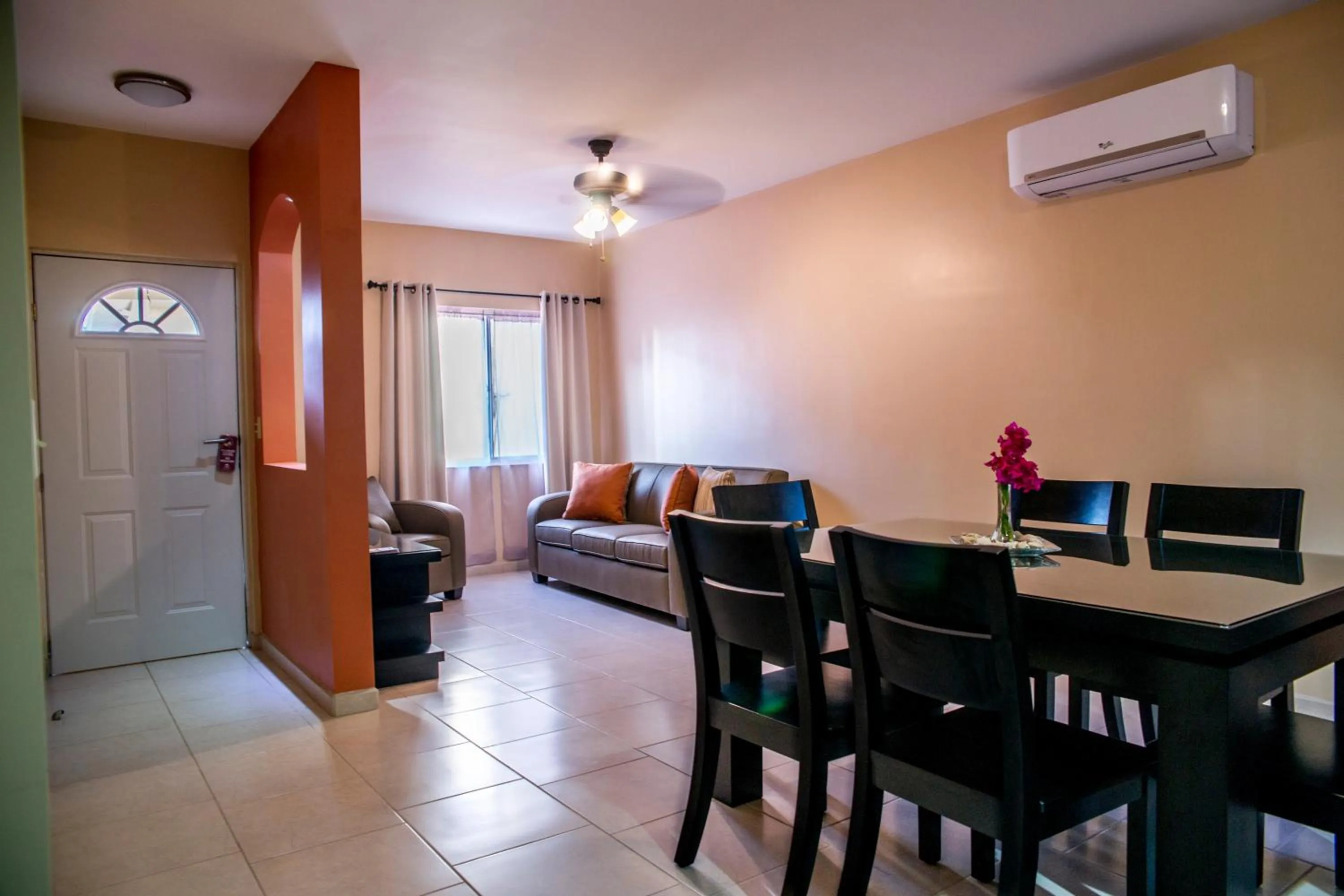 Photo of the whole room, Bed in Bugambilias Suites