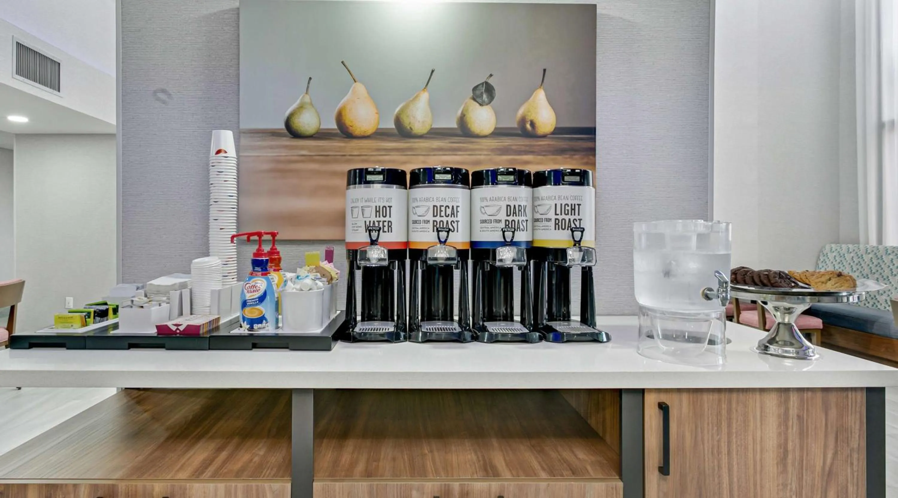 Dining area in Hampton Inn Houston-Pearland, TX