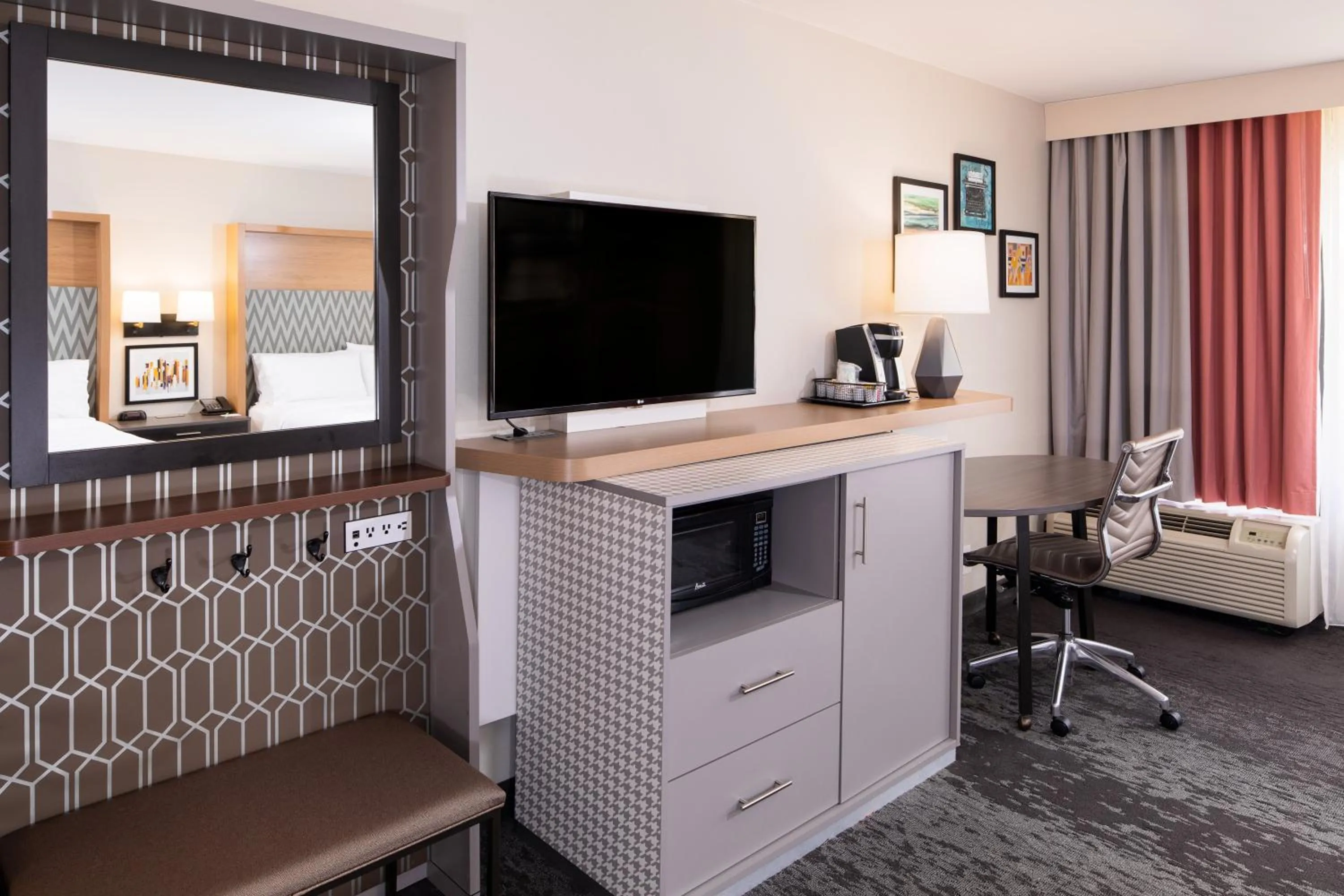 Photo of the whole room, Bed in Holiday Inn Washington-College Pk I-95