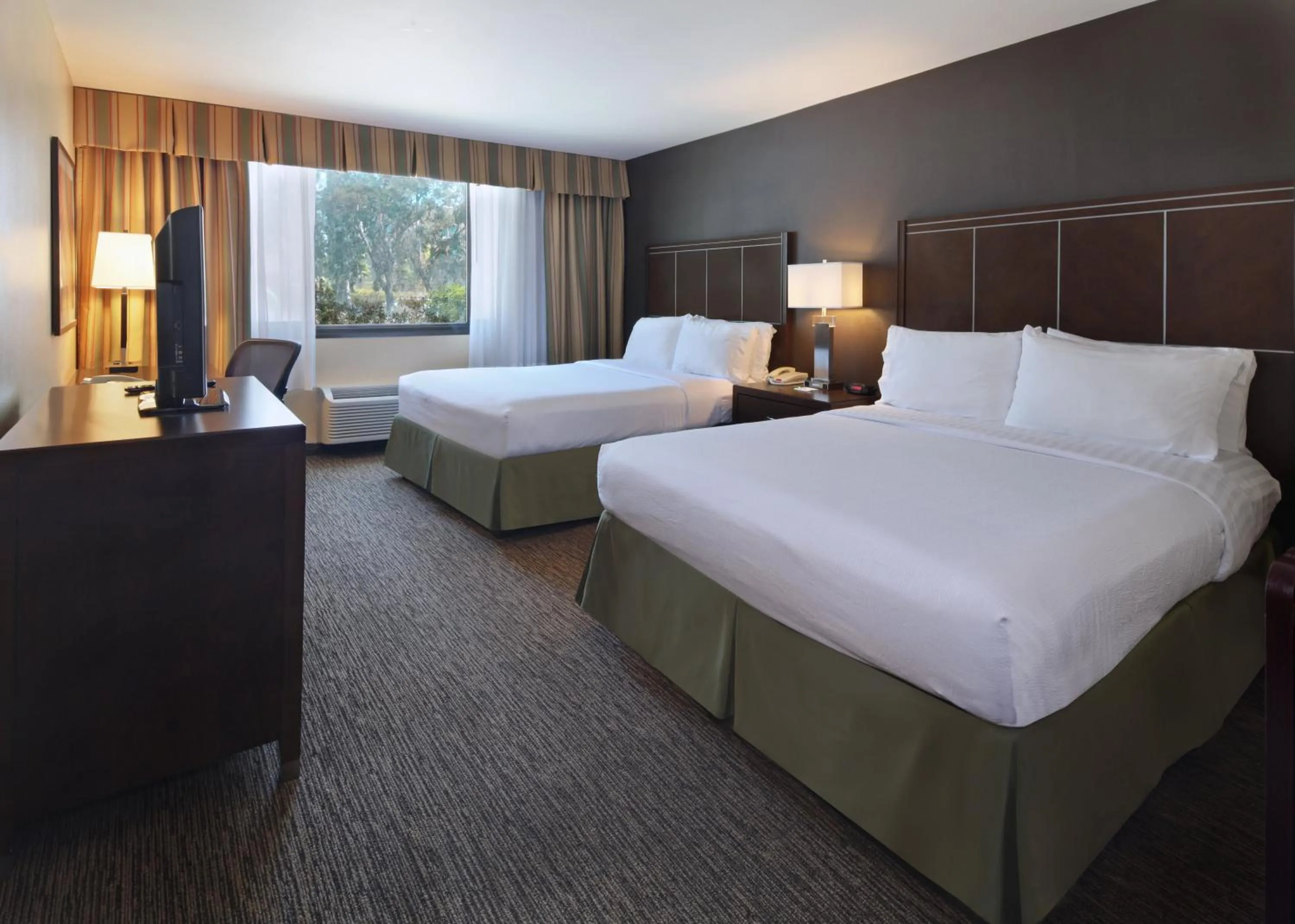 Photo of the whole room, Bed in Holiday Inn Hotel & Suites Anaheim by IHG