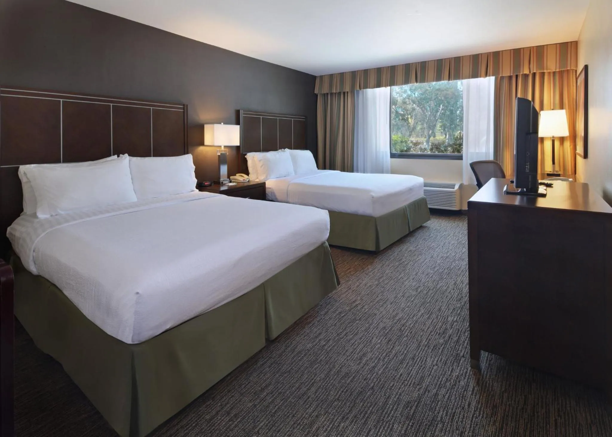 Photo of the whole room, Bed in Holiday Inn Hotel & Suites Anaheim by IHG