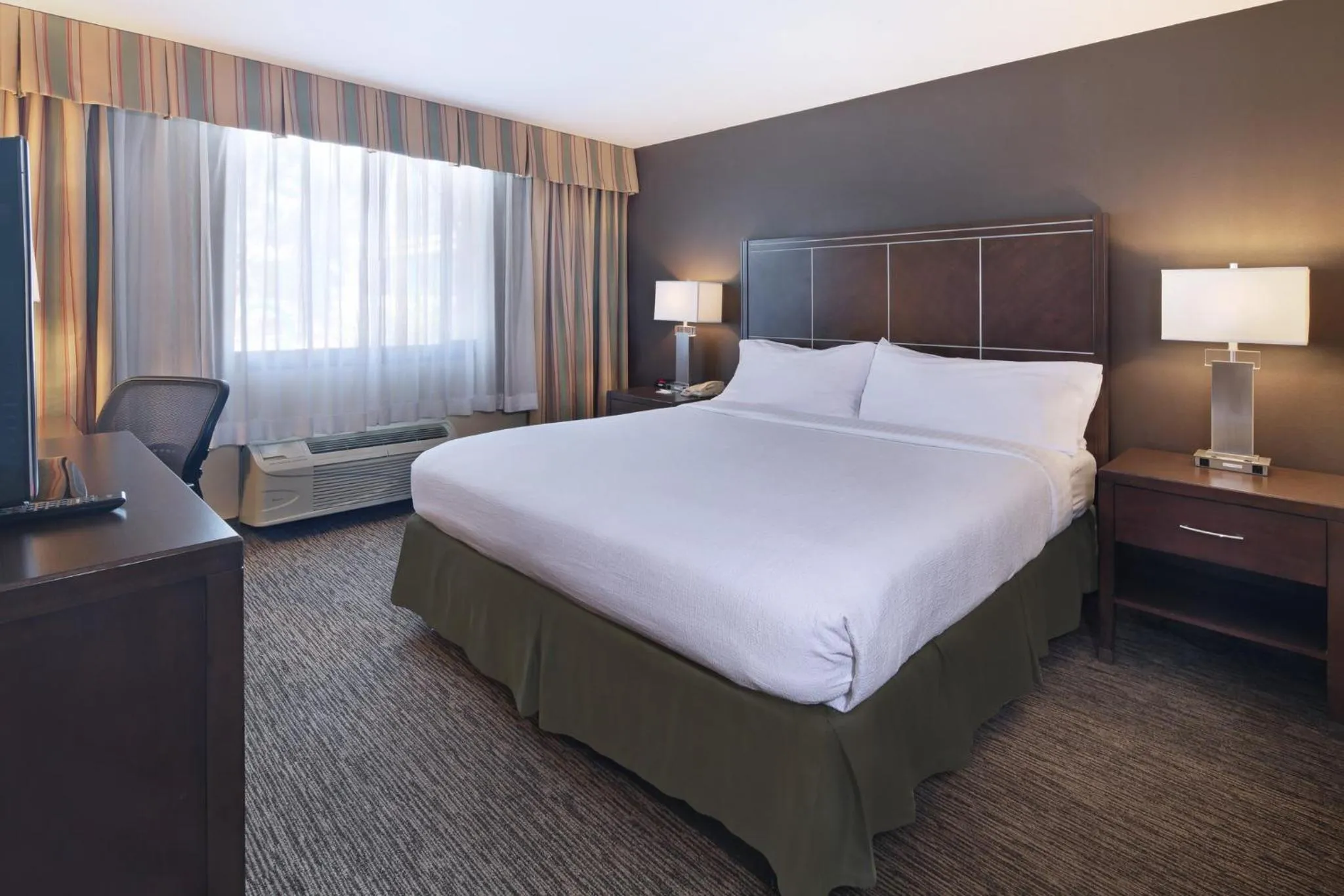 Photo of the whole room, Bed in Holiday Inn Hotel & Suites Anaheim by IHG