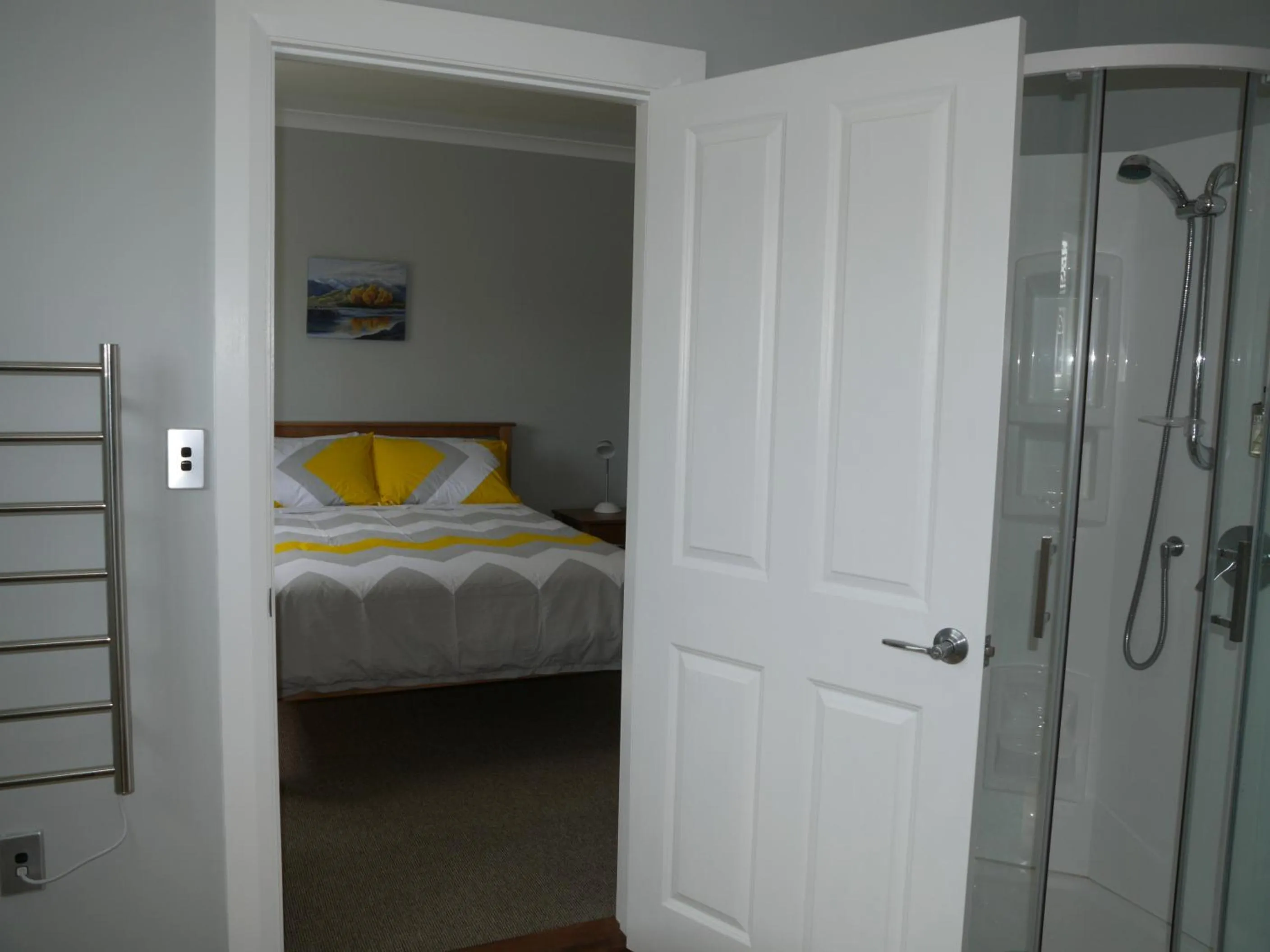 Shower, Bed in Top of the Town