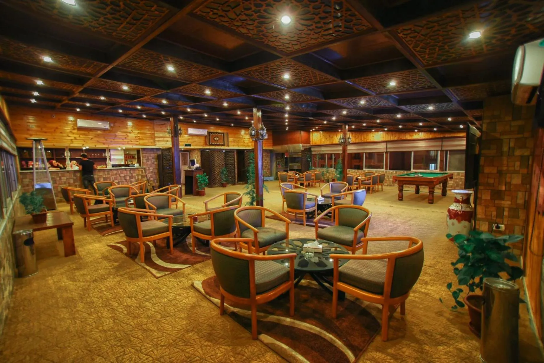 Restaurant/places to eat in La Maison Hotel