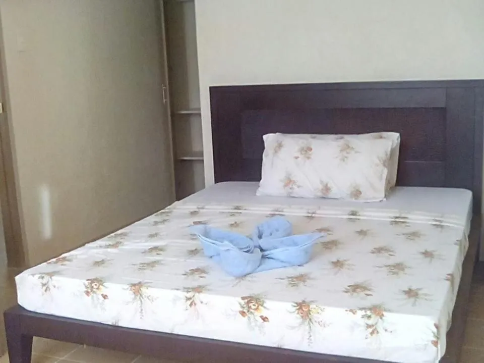 Bed in Happy Ripples Beach Resort