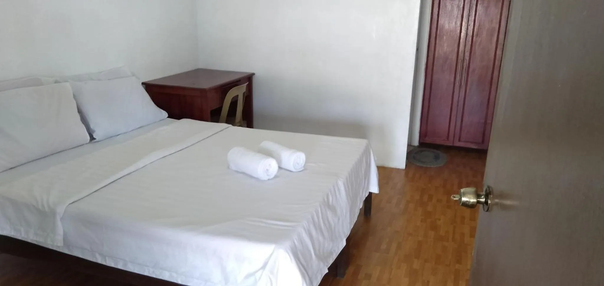 Bed in Happy Ripples Beach Resort