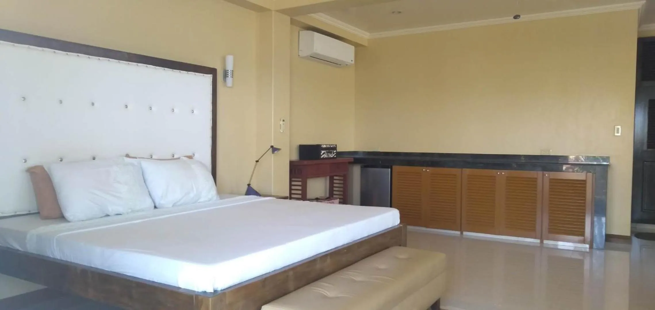 Bed in Happy Ripples Beach Resort