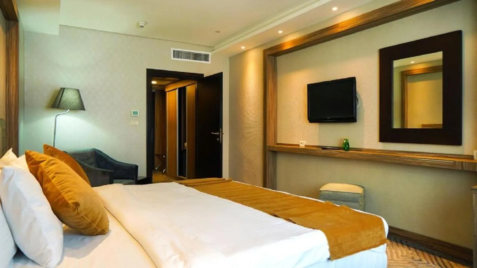 Communal lounge/ TV room, Bed in MENA Tyche Hotel Amman