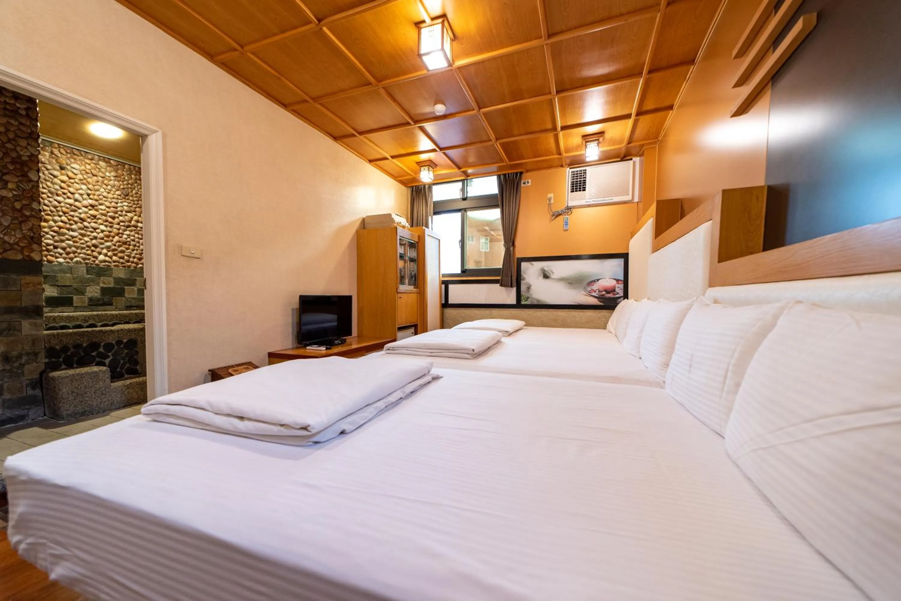 Photo of the whole room, Bed in Shankou Hotspring Hotel