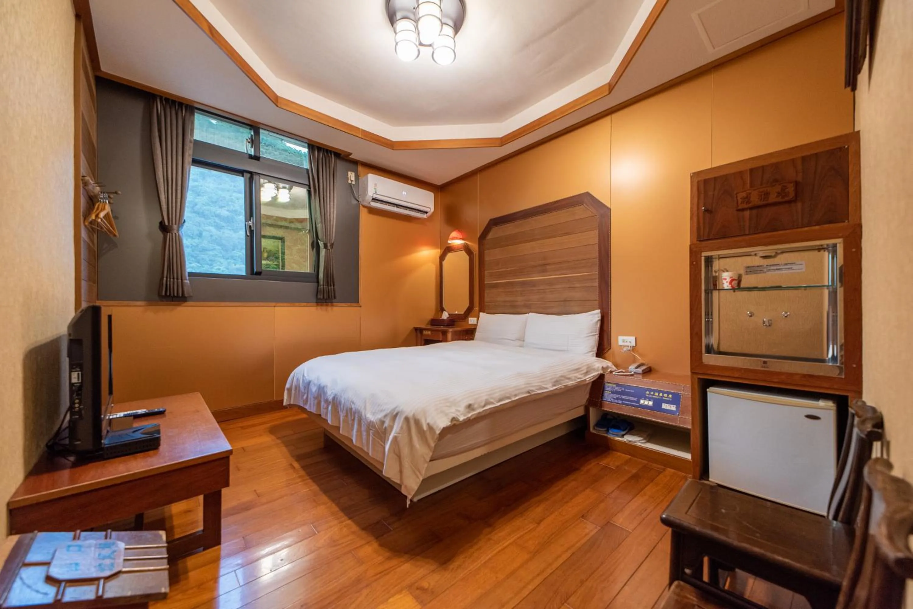 Photo of the whole room, Bed in Shankou Hotspring Hotel