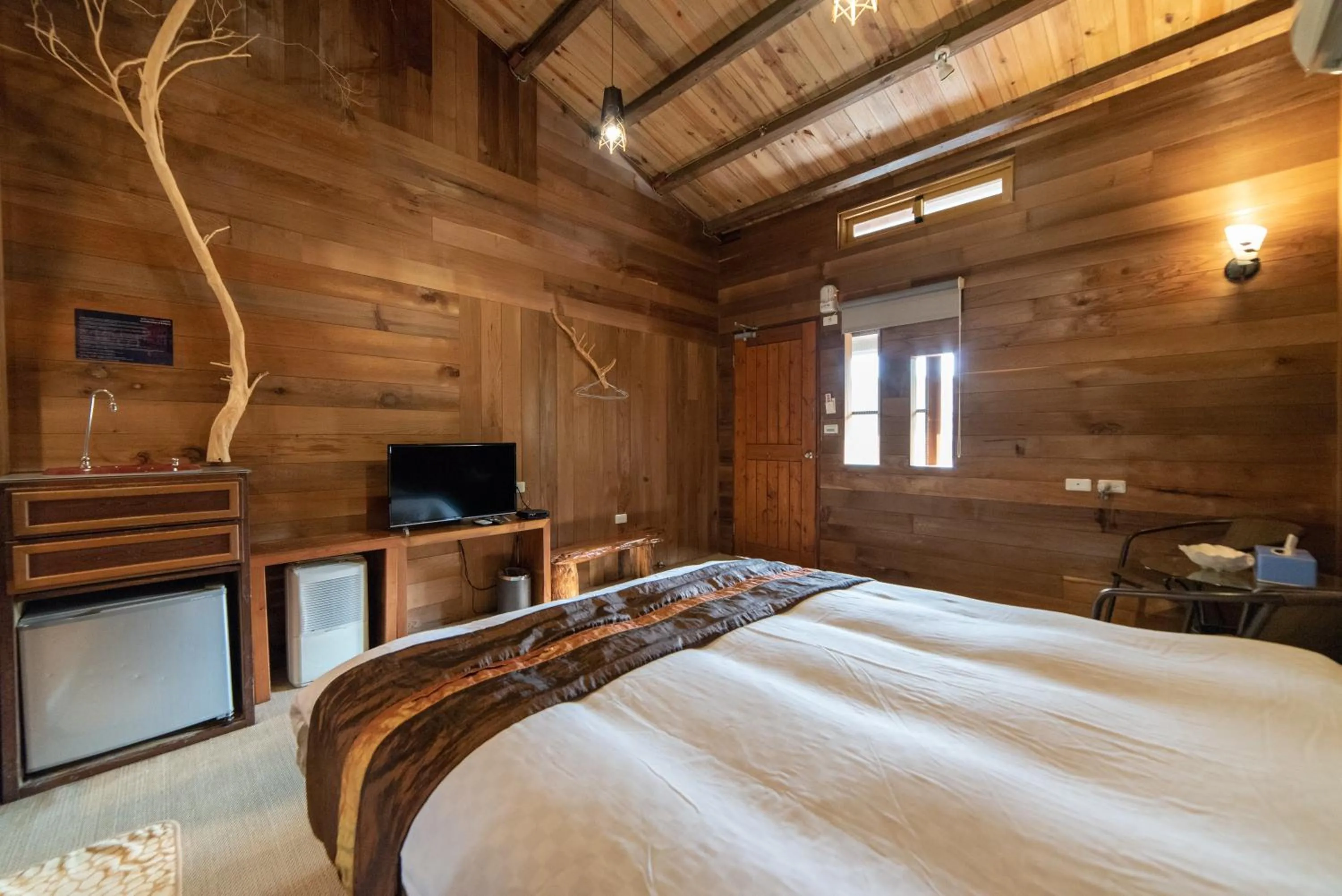 Photo of the whole room, Bed in Shankou Hotspring Hotel