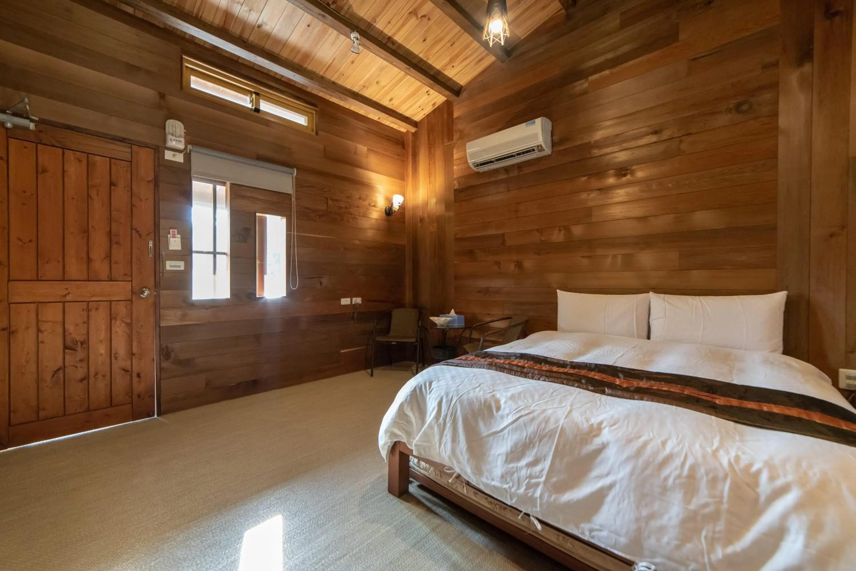 Photo of the whole room, Bed in Shankou Hotspring Hotel