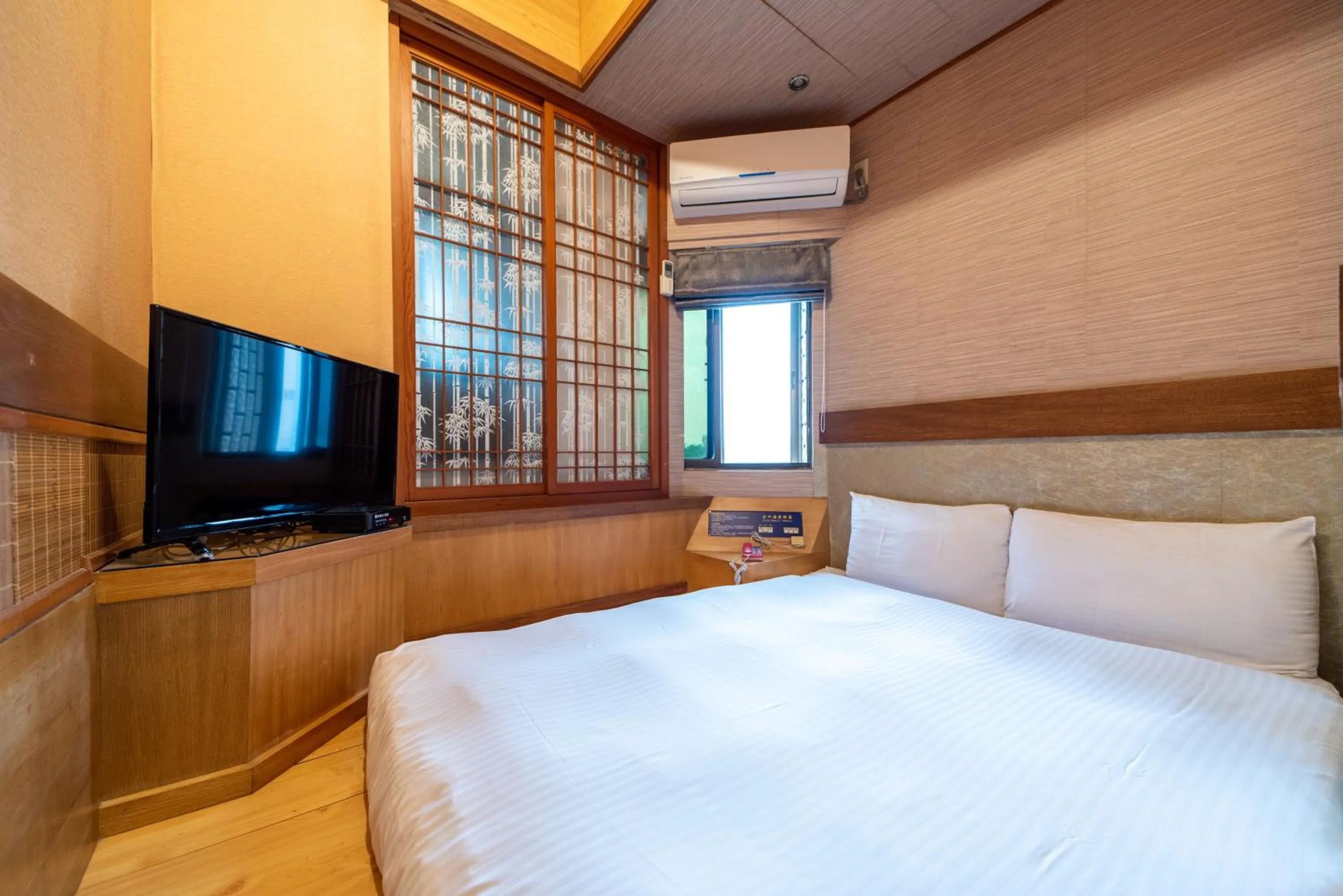 Photo of the whole room, Bed in Shankou Hotspring Hotel