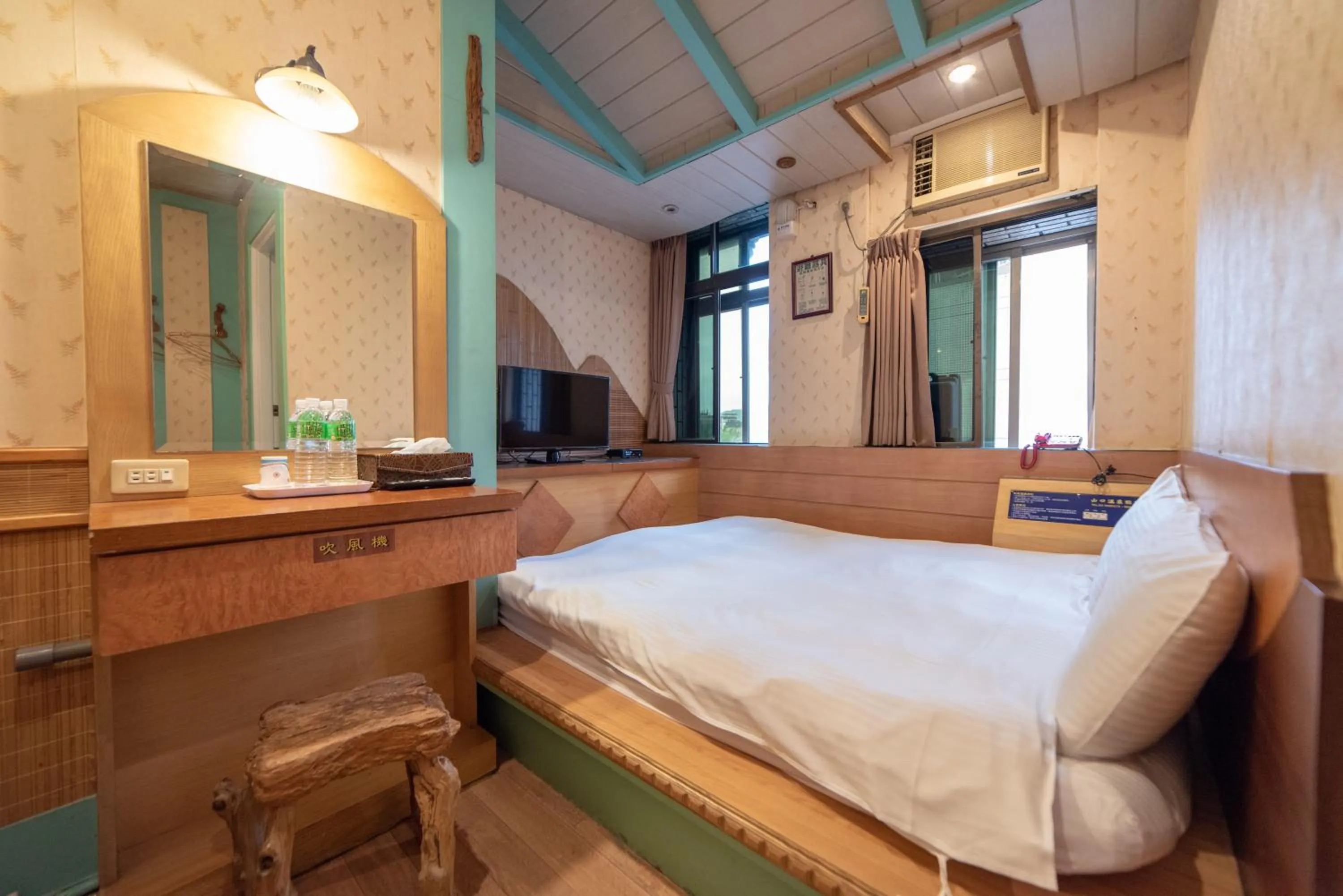 Photo of the whole room, Bed in Shankou Hotspring Hotel
