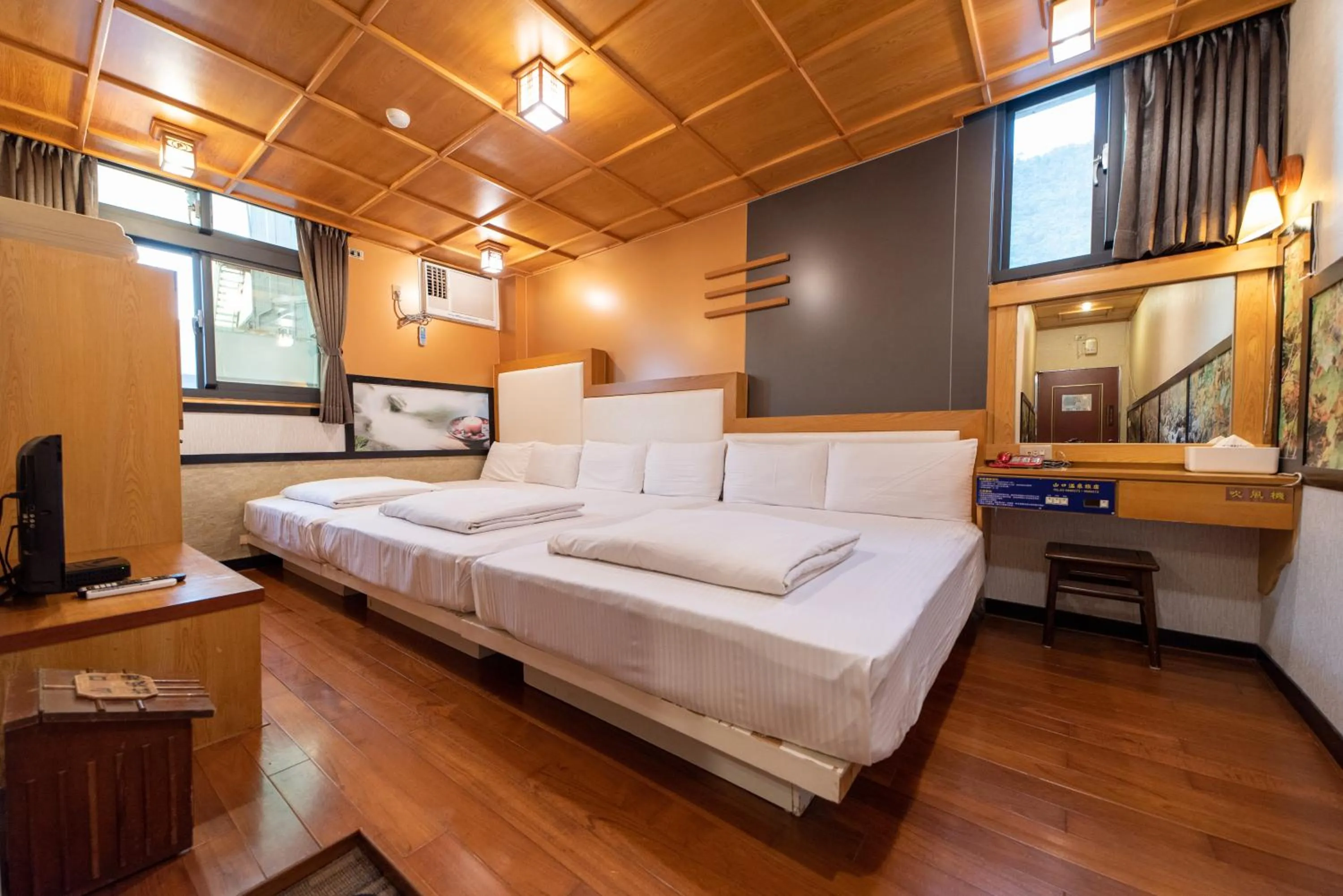 Photo of the whole room, Bed in Shankou Hotspring Hotel