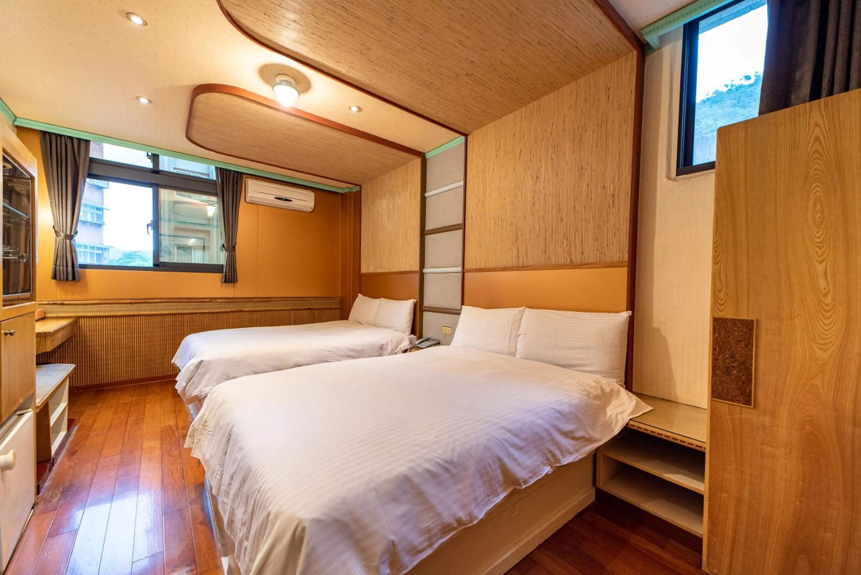 Photo of the whole room, Bed in Shankou Hotspring Hotel
