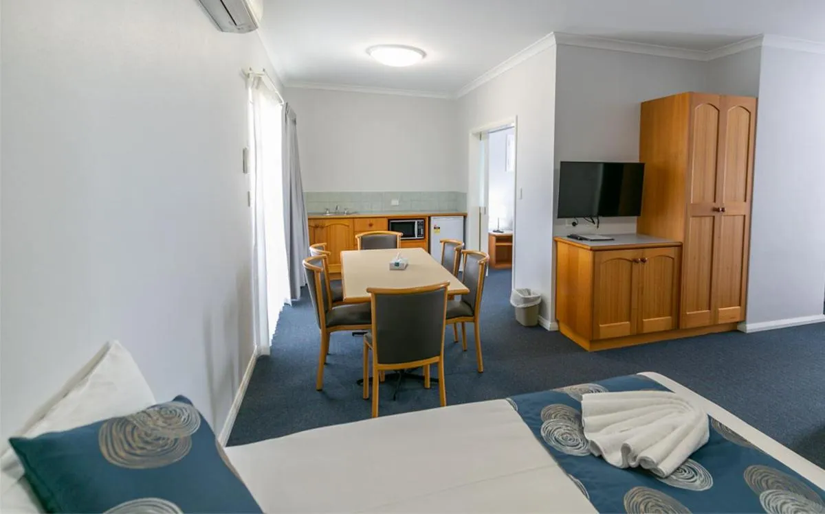 Dining area, Bed in Esplanade Hotel Busselton