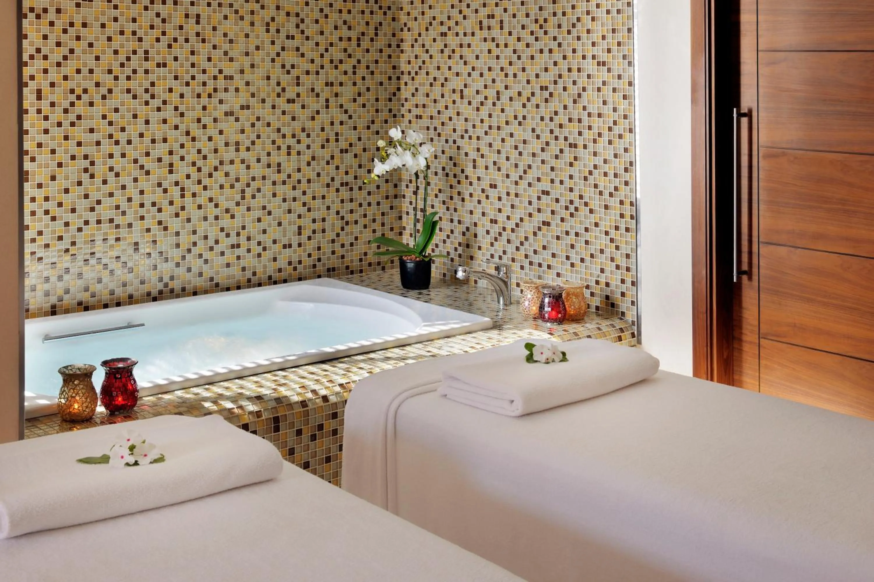 Spa and wellness centre/facilities, Bed in Mövenpick Resort & Spa Tala Bay Aqaba