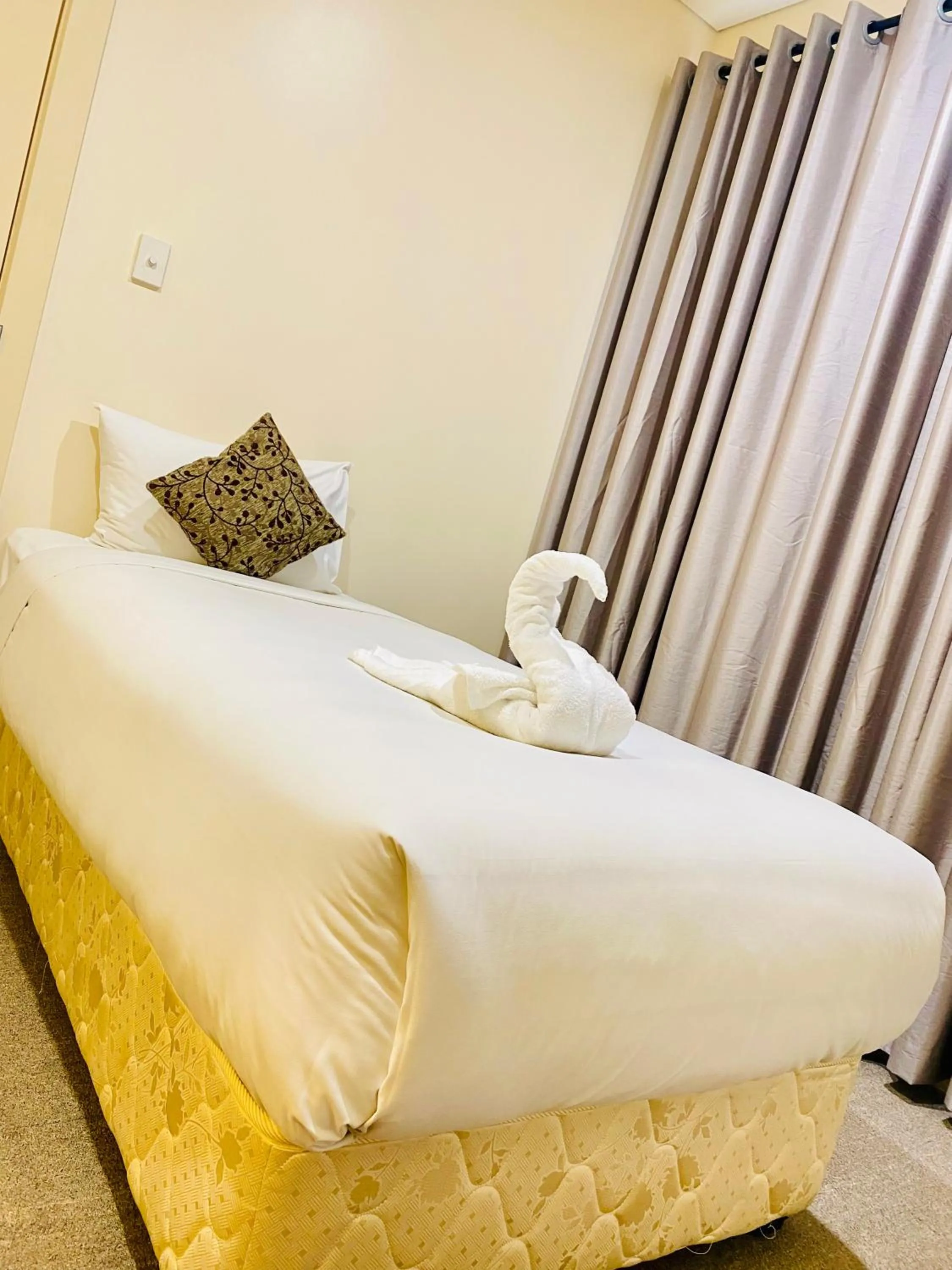 Bed in Parklane Motel Murray Bridge