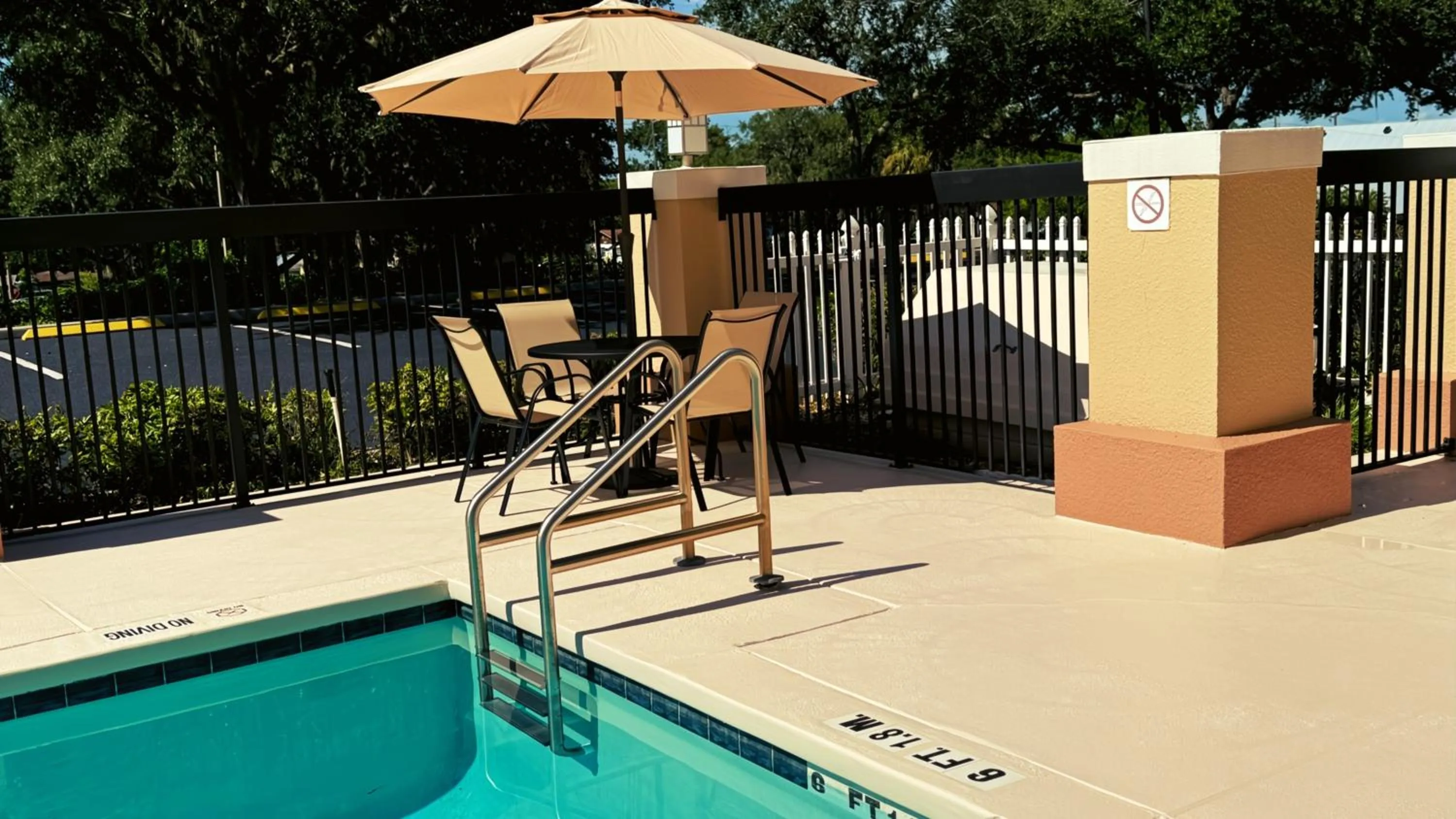 Swimming pool in Holiday Inn Express - Clermont by IHG