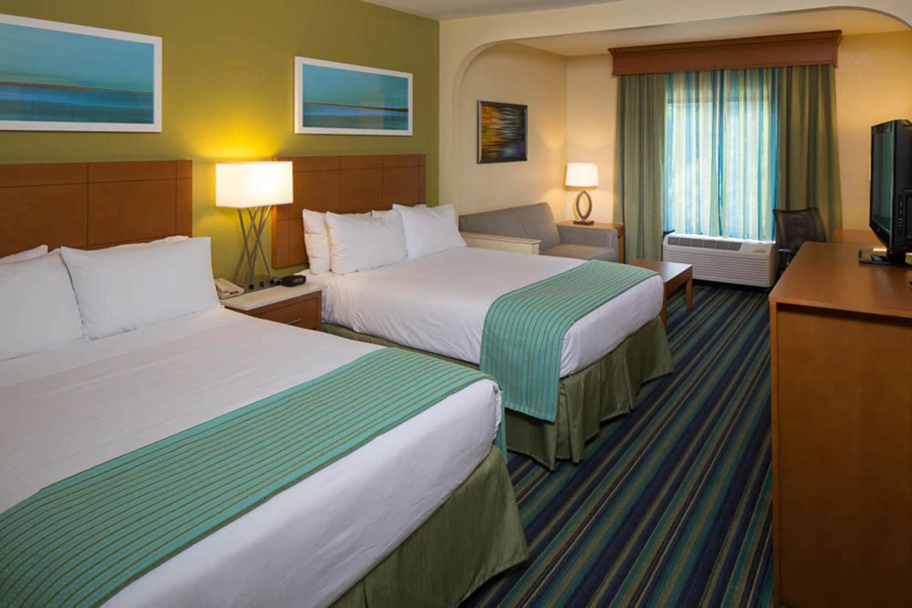 Photo of the whole room, Bed in Holiday Inn Express - Clermont by IHG