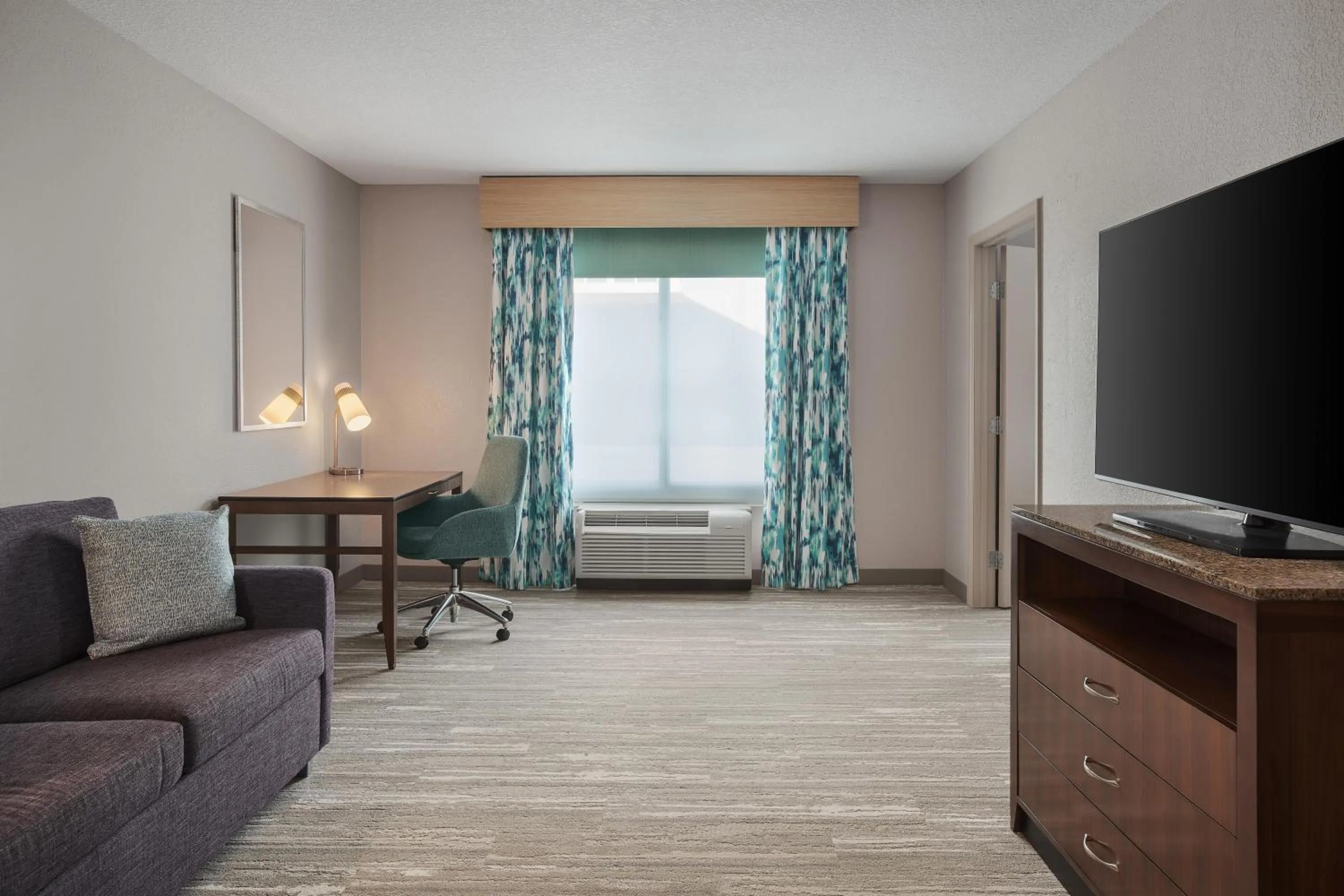 Living room, Bed in Hilton Garden Inn Tampa North