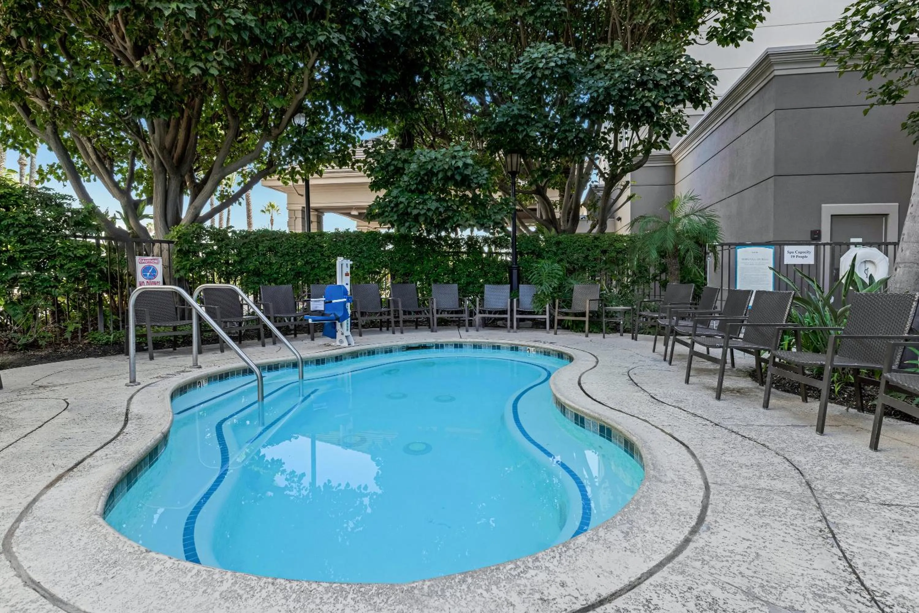 Swimming pool in Sonesta Anaheim Resort Area