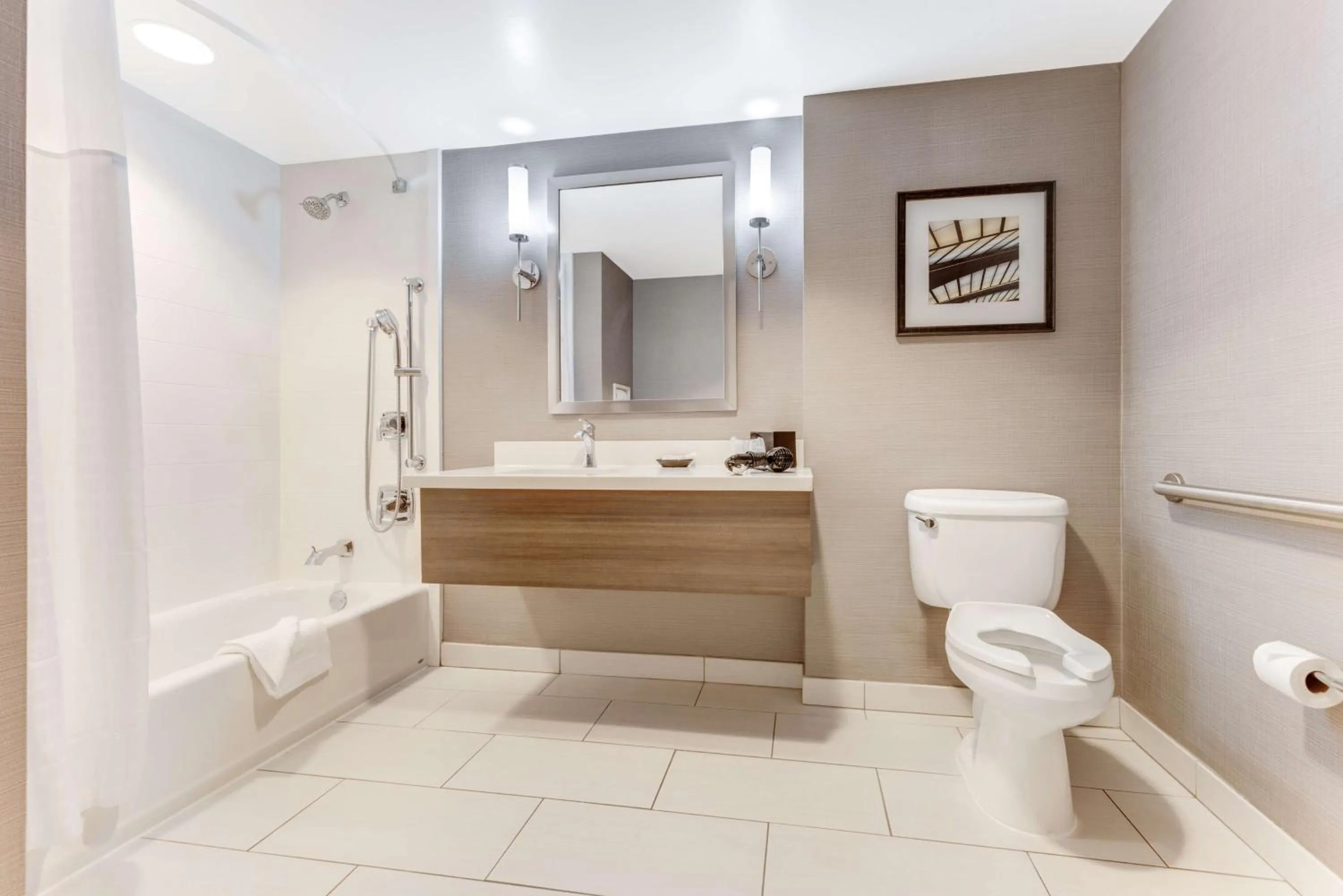 Bathroom in Sonesta Anaheim Resort Area