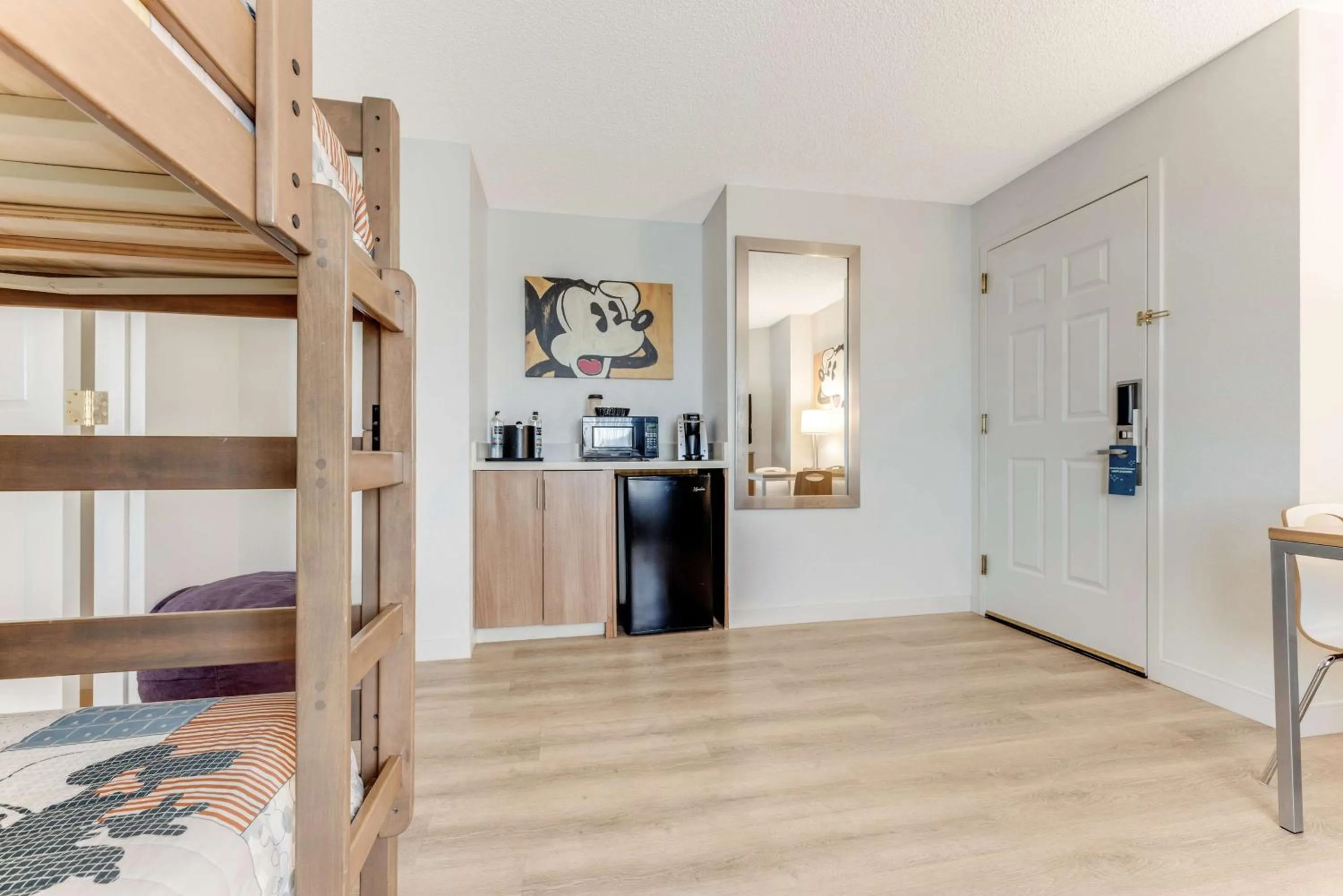 Photo of the whole room, Bed in Sonesta Anaheim Resort Area