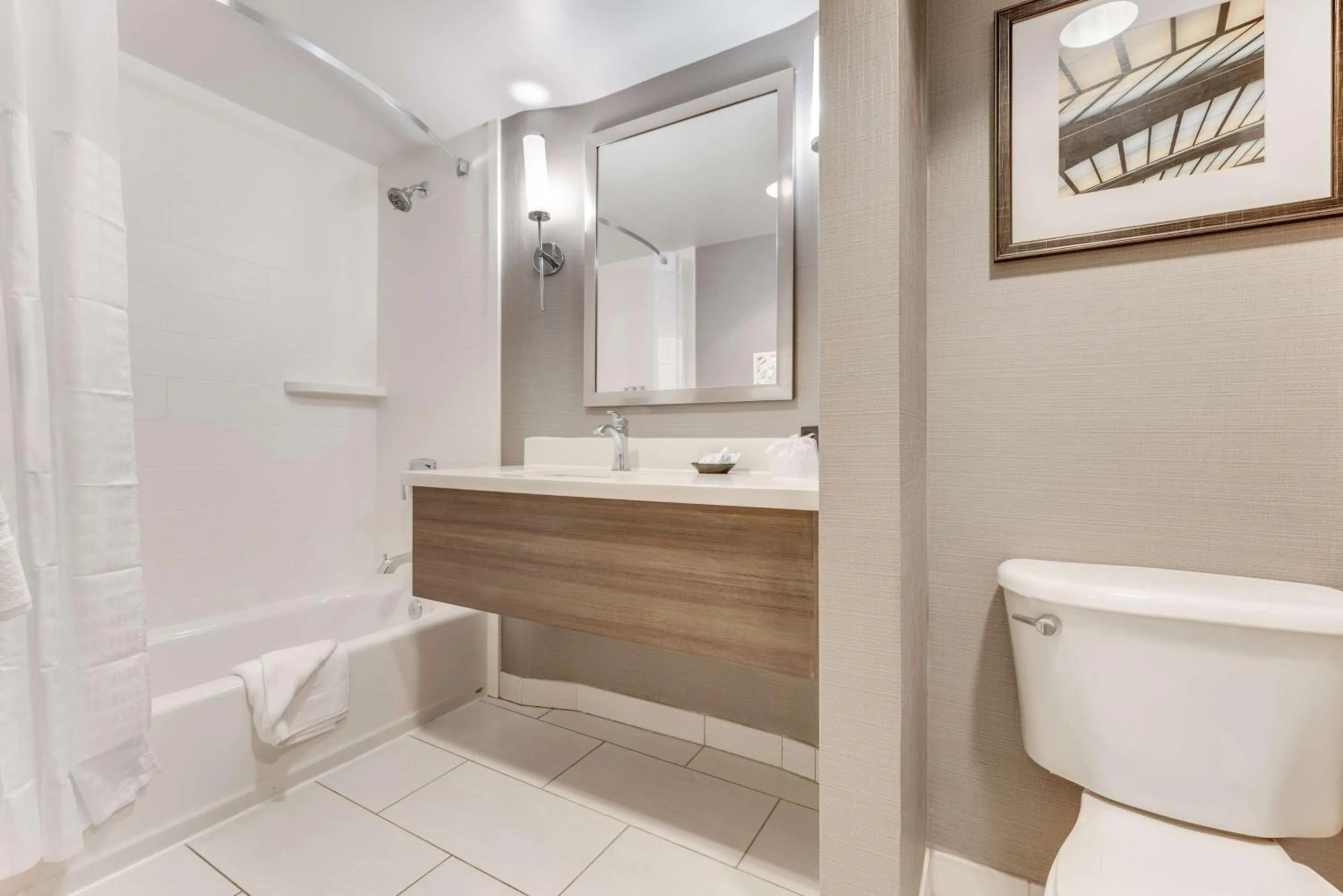 Bathroom in Sonesta Anaheim Resort Area