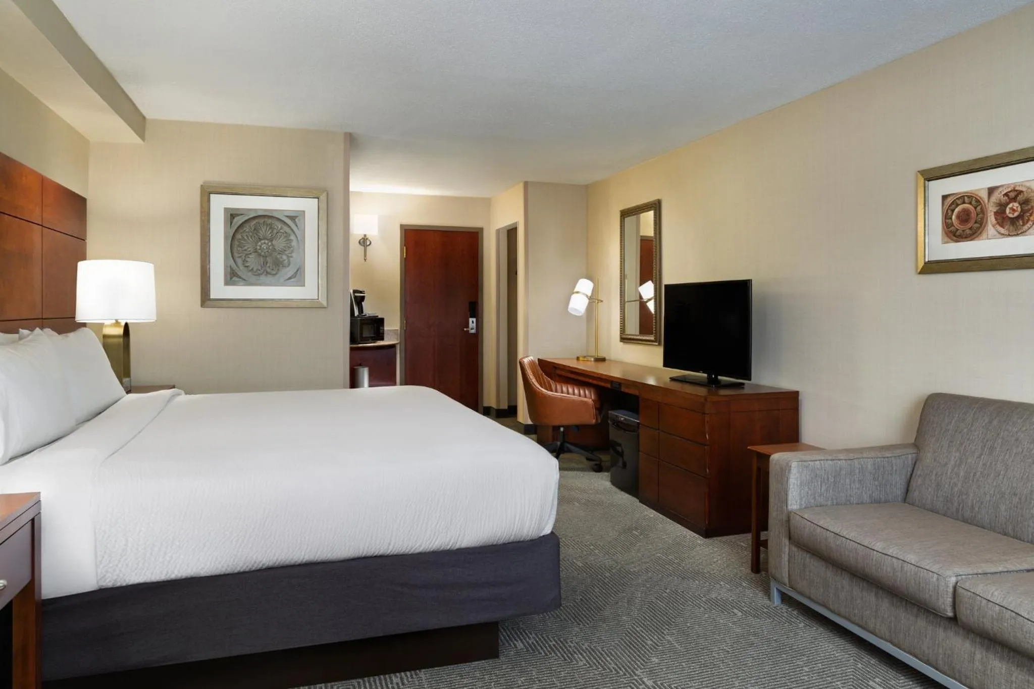 Photo of the whole room, Bed in Holiday Inn National Airport/Crystal City by IHG