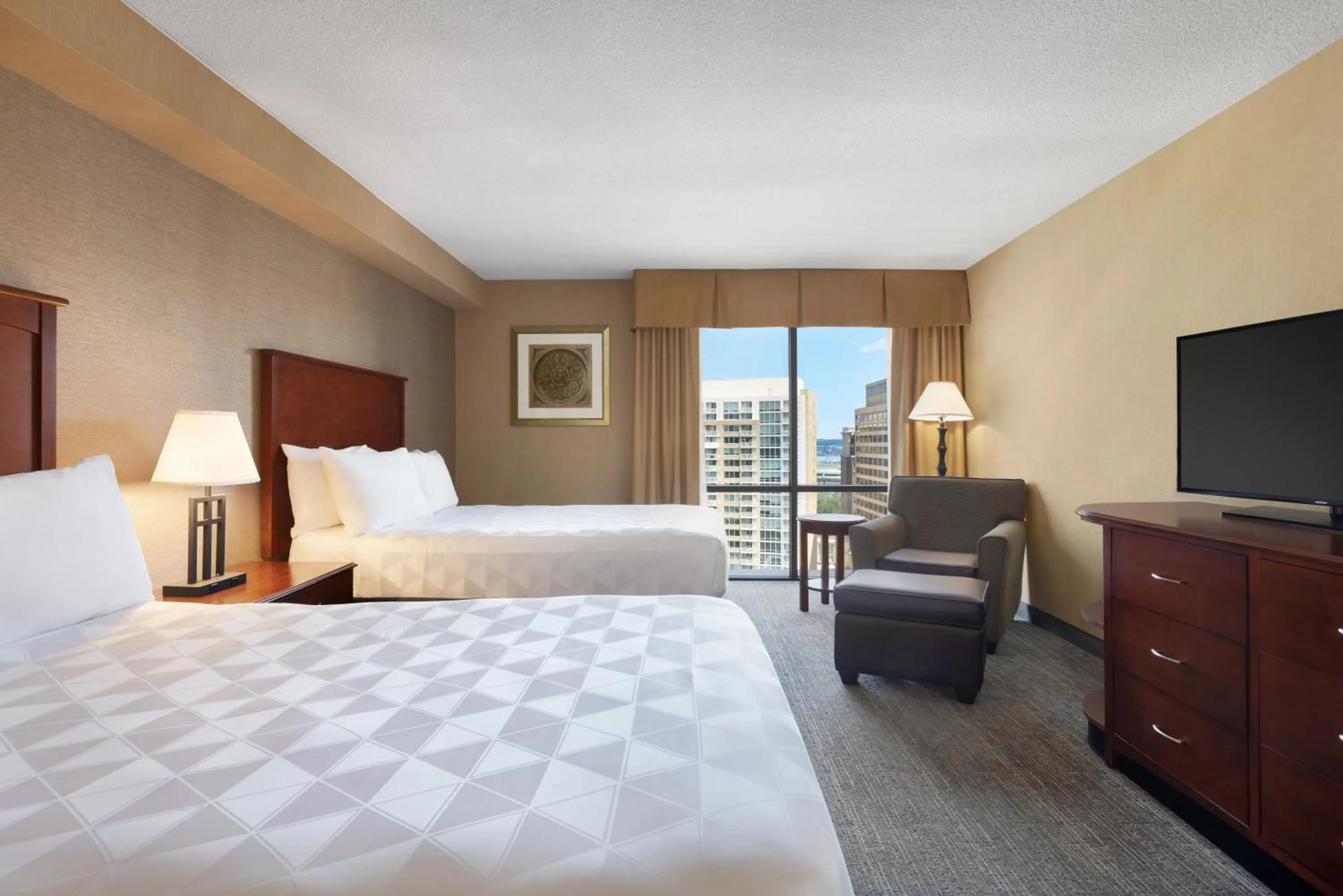 Photo of the whole room, Bed in Holiday Inn National Airport/Crystal City by IHG