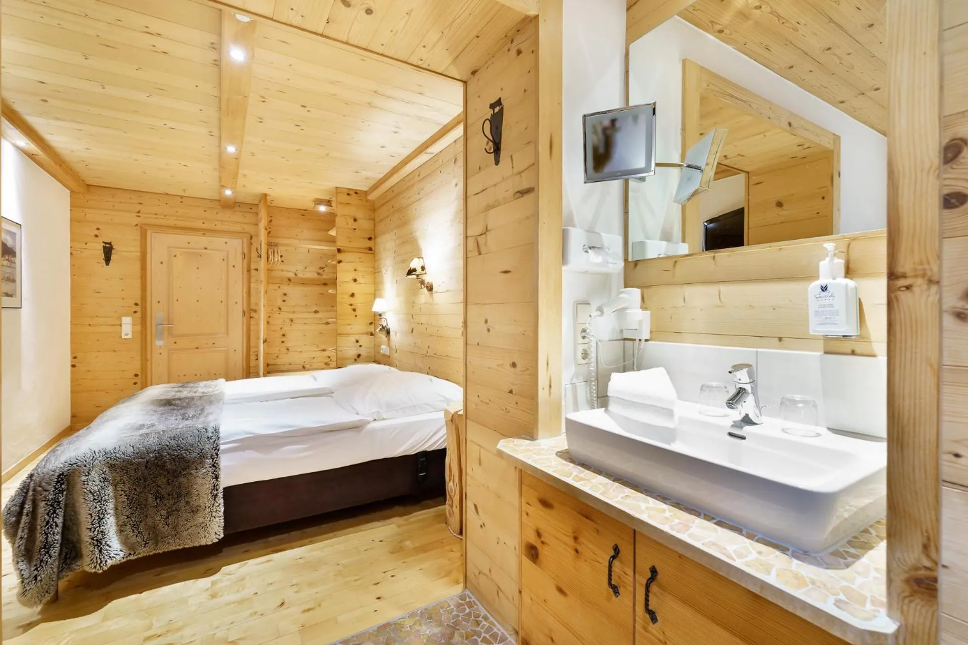 Bedroom, Bed in Hotel Schlehdorn