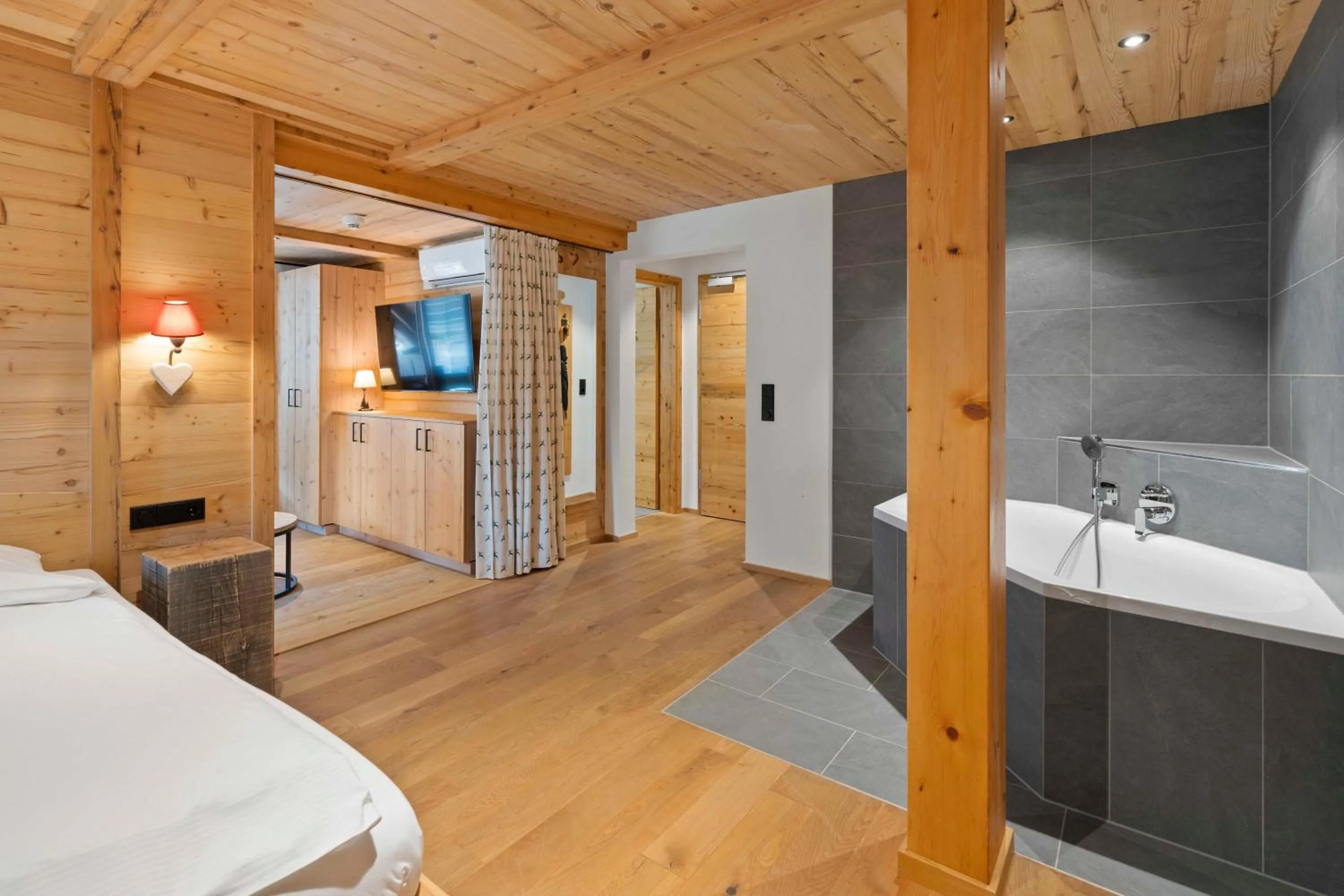 Bath, Bed in Hotel Schlehdorn