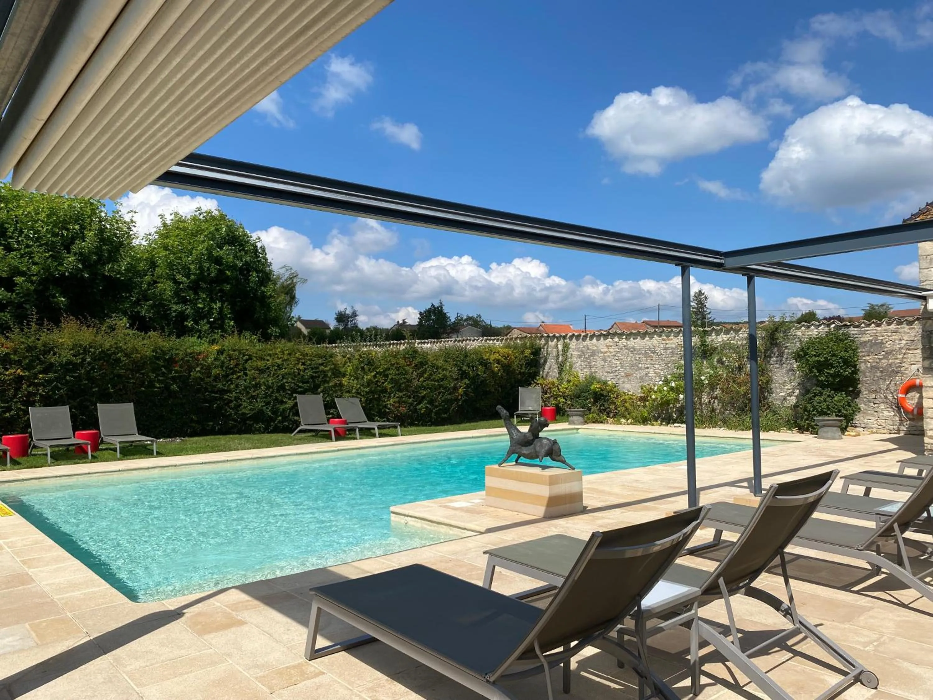 Pool view in Hôtel-Restaurant le Château de Besseuil, Mâcon Nord - Teritoria