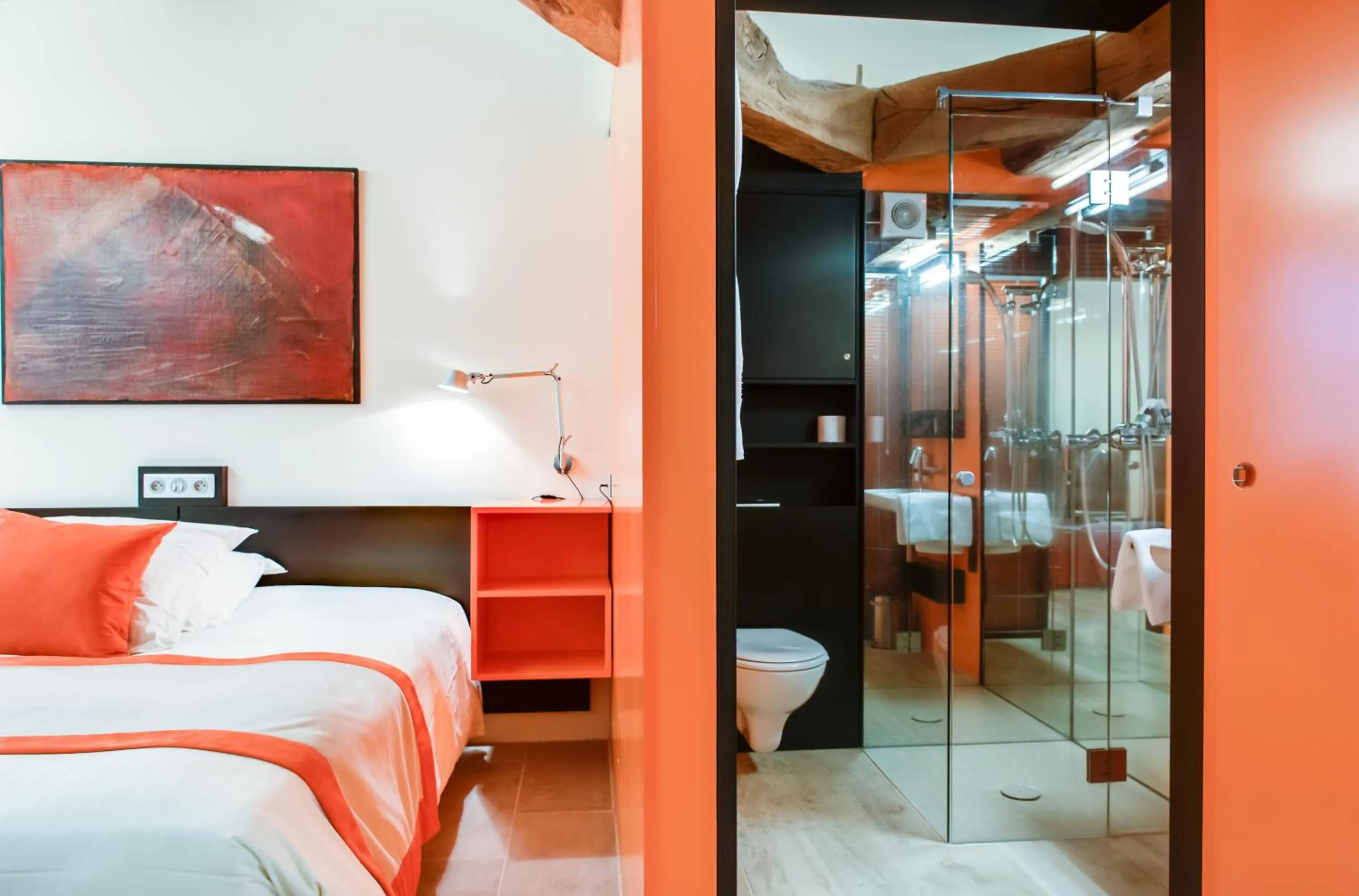 Shower, Bed in Hôtel-Restaurant le Château de Besseuil, Mâcon Nord - Teritoria