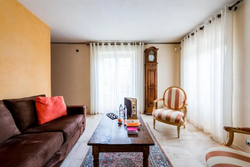Patio in Hôtel-Restaurant le Château de Besseuil, Mâcon Nord - Teritoria