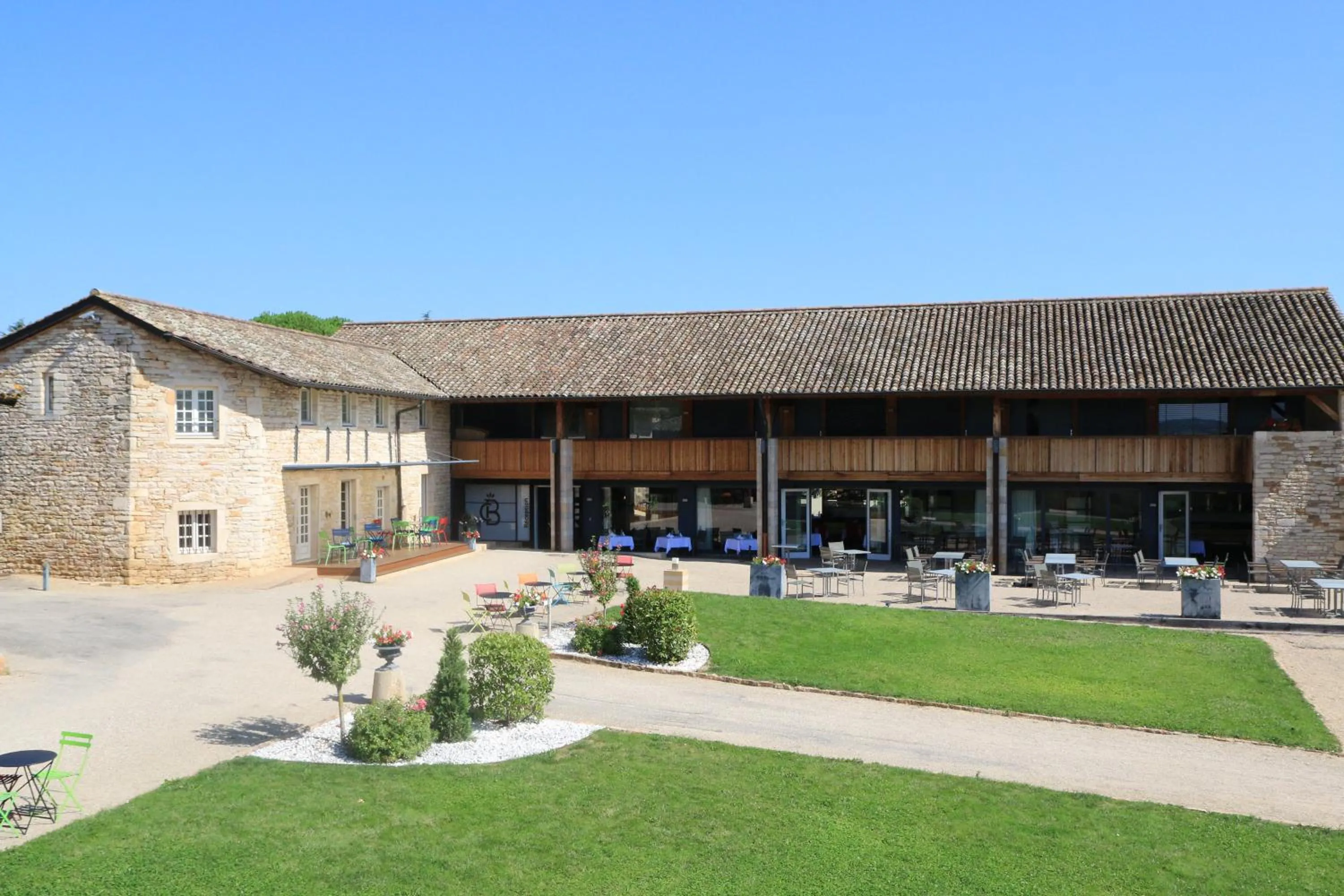 Property building in Hôtel-Restaurant le Château de Besseuil, Mâcon Nord - Teritoria