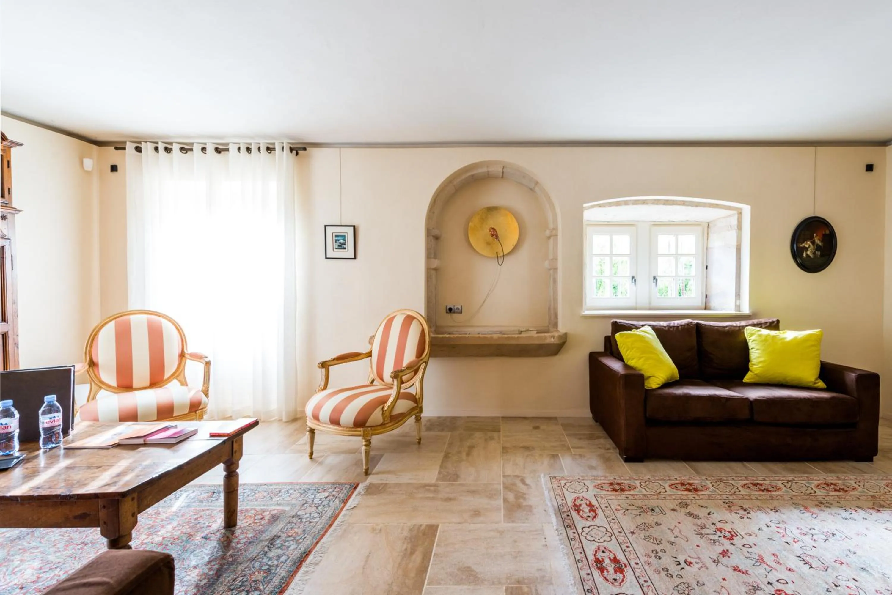 Patio in Hôtel-Restaurant le Château de Besseuil, Mâcon Nord - Teritoria