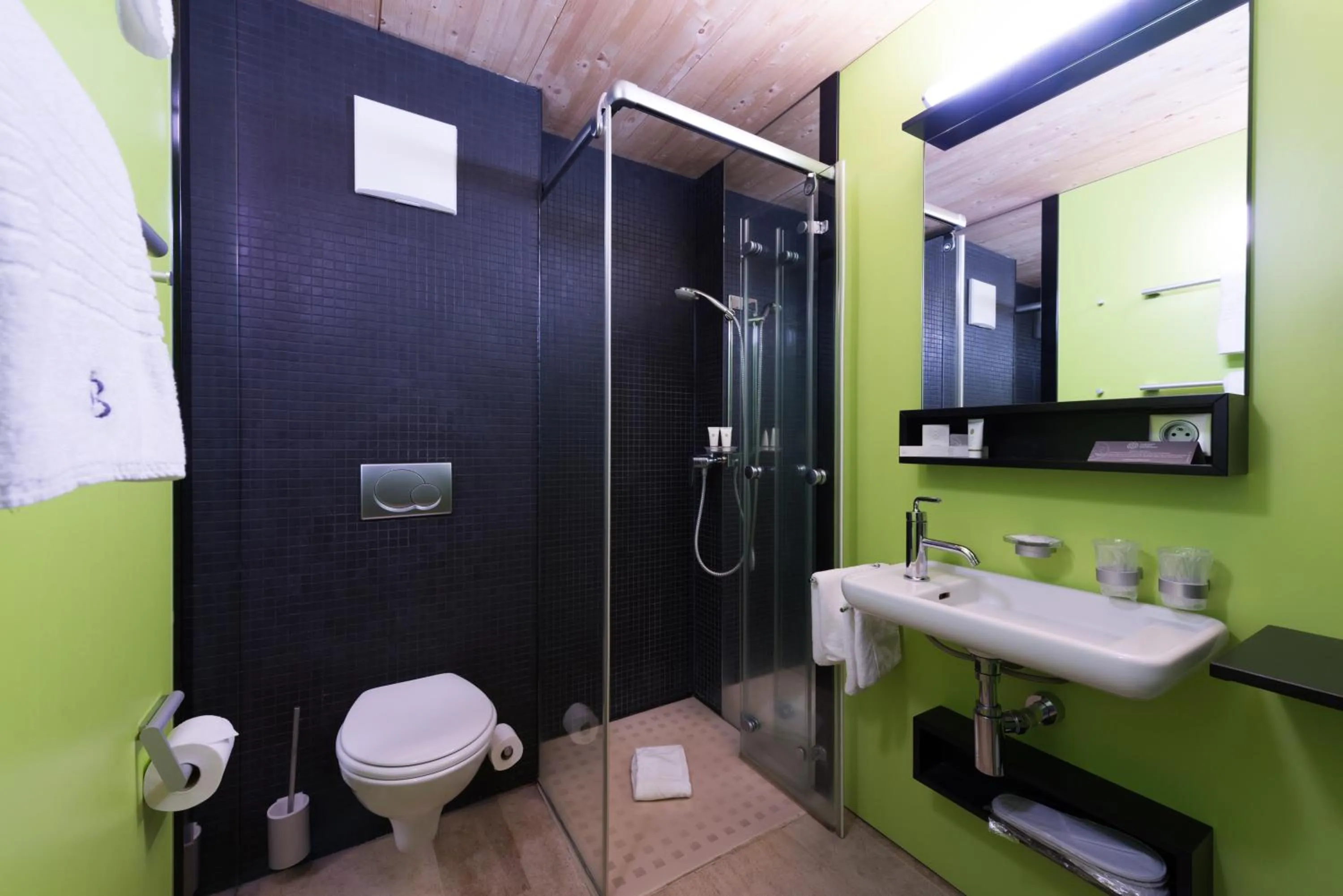 Toilet in Hôtel-Restaurant le Château de Besseuil, Mâcon Nord - Teritoria